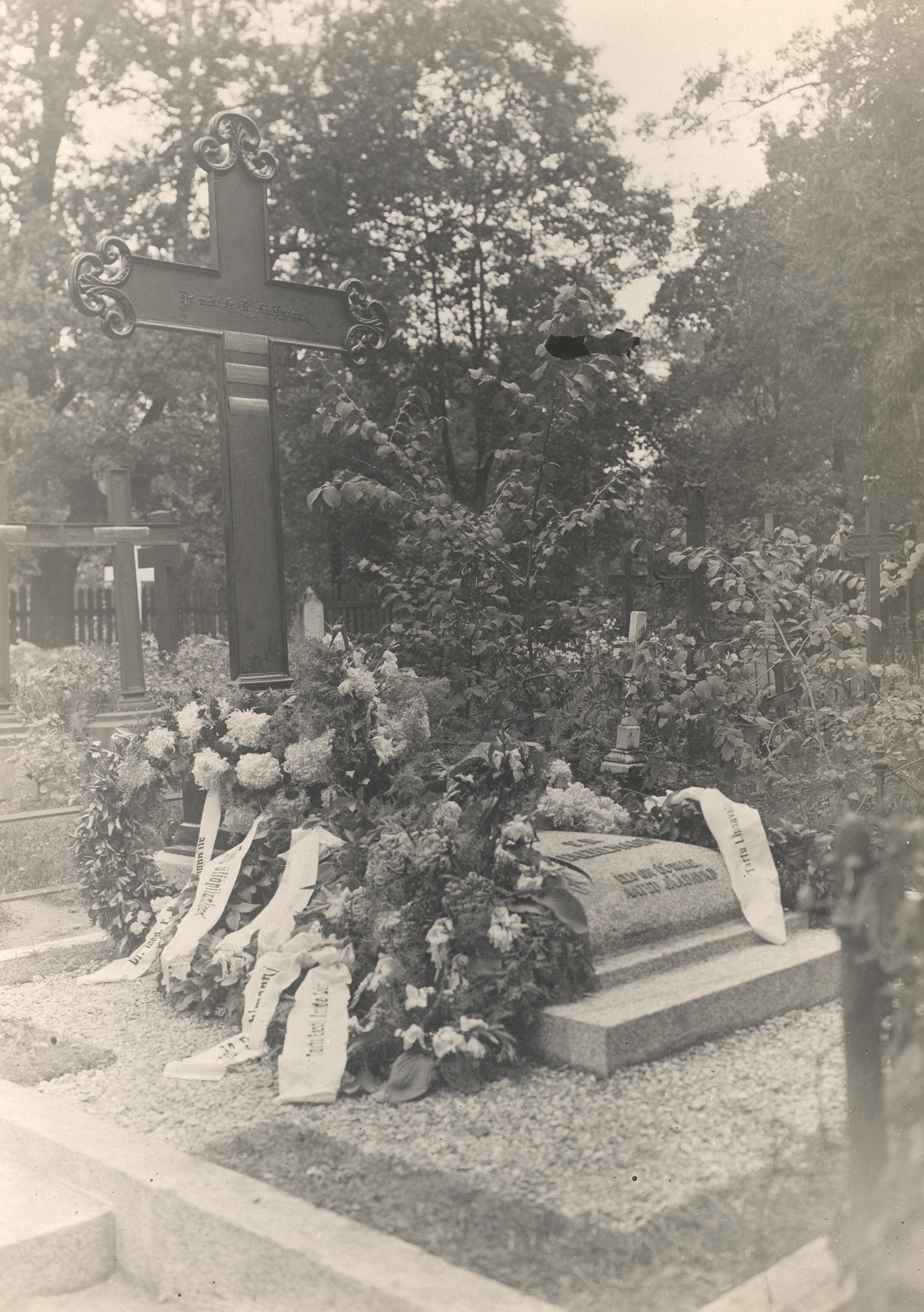 FR. R. Faehlmann's grave