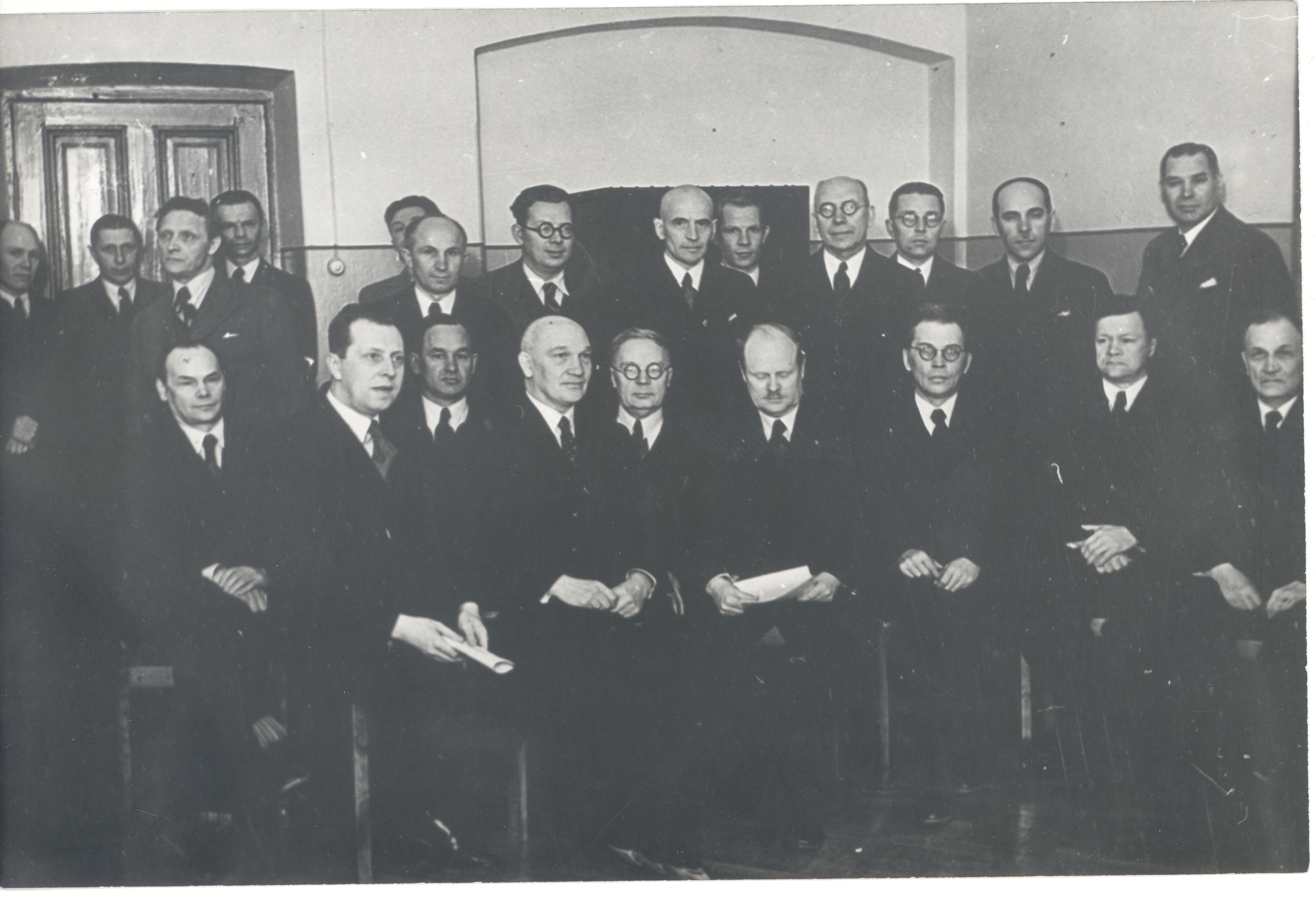 Distribution of literary prizes in 1938. Sitting on the left: 1) h. Visnapuu, 2) Dr. J. Vasar, 3) a. Mälk, 4) V. Päts, 5) e. Hubel, 6) a. Jaakson, 7) Fr. Tuglas 9) J. Kõpp. Stand: a. Adson (in the middle), J. Semper (par.2.)