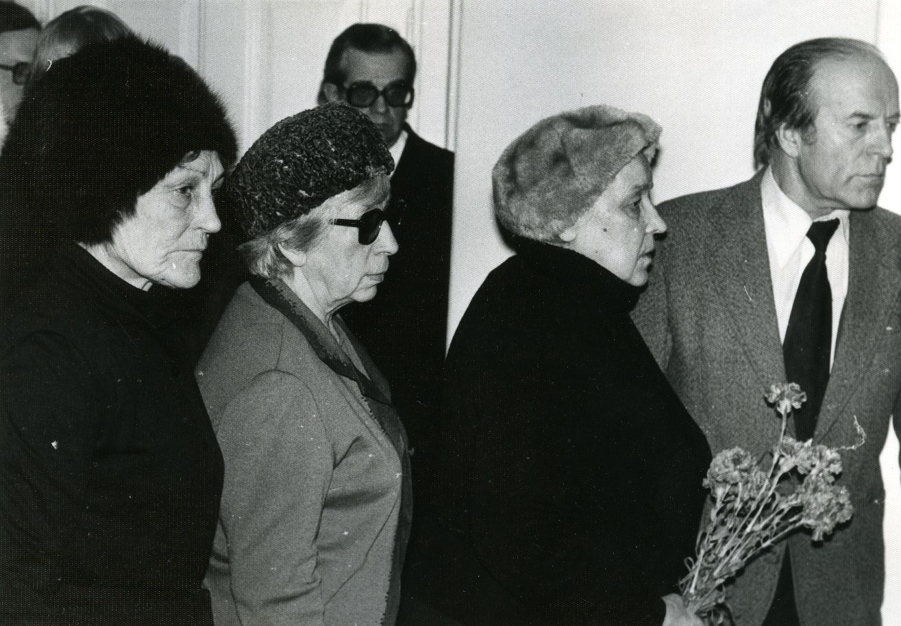 Rock Kääri burial on 25th of February. 1982 at the Tartu Writers' House. Left: 2) Kersti Merilaas, 3) Betti Alver, 4) Arnold Tolk