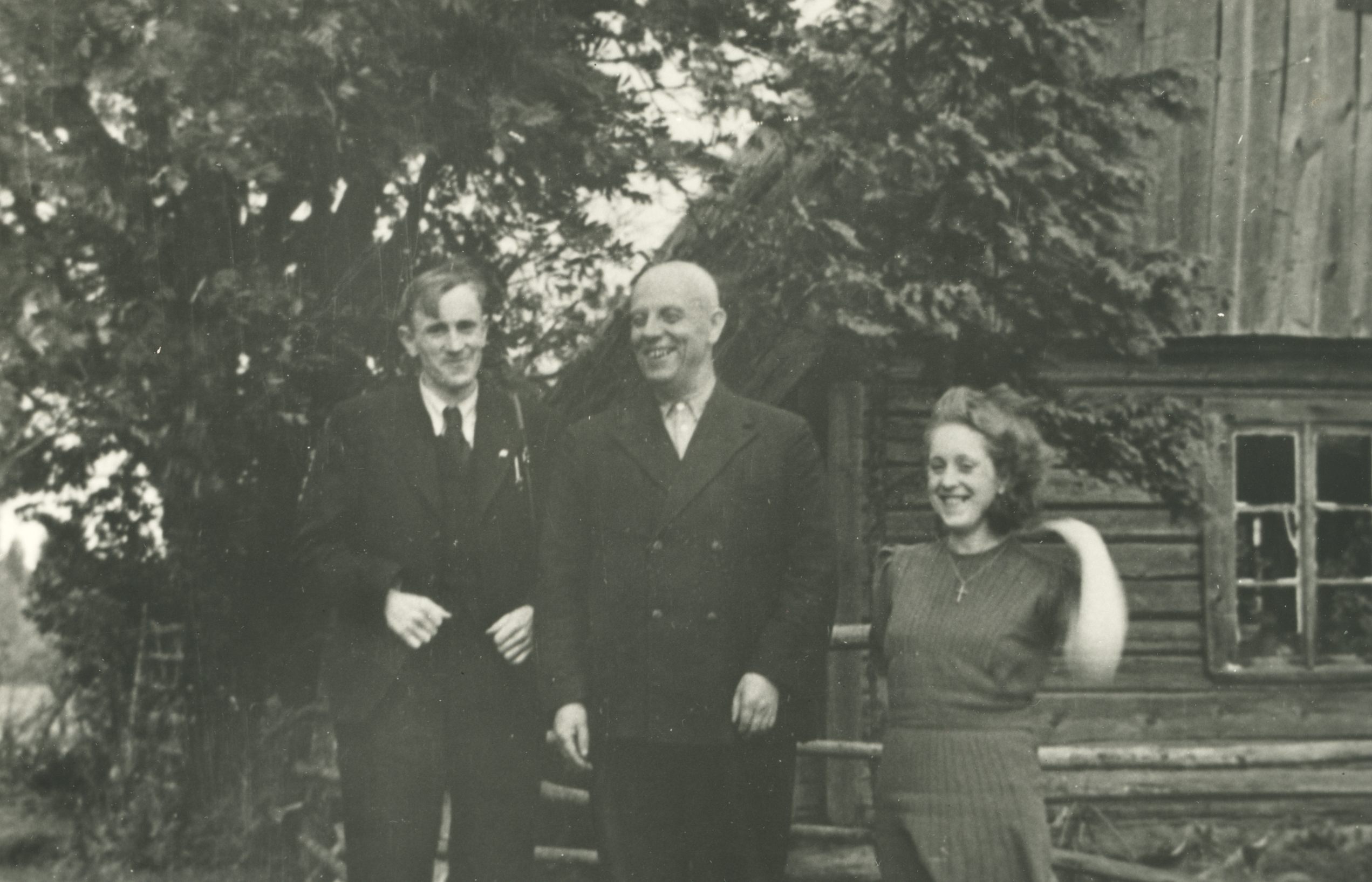 Hendrik Adamson in Viljandimaa, Kärstna municipality, in habitation "Home" in 1944. Left: 1) photographer R. Tammelo, 2) h. Adamson