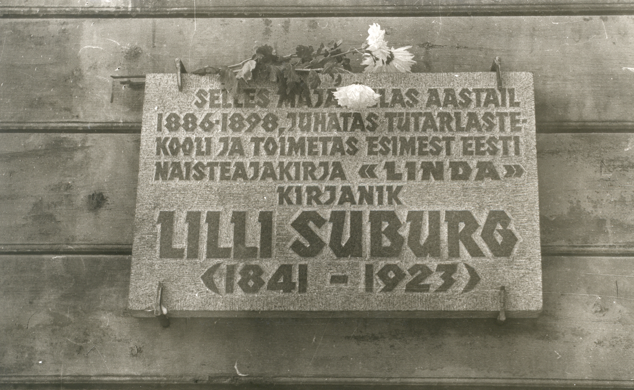 Memorial coat on the wall of L. Suburg's girls school in Viljandi