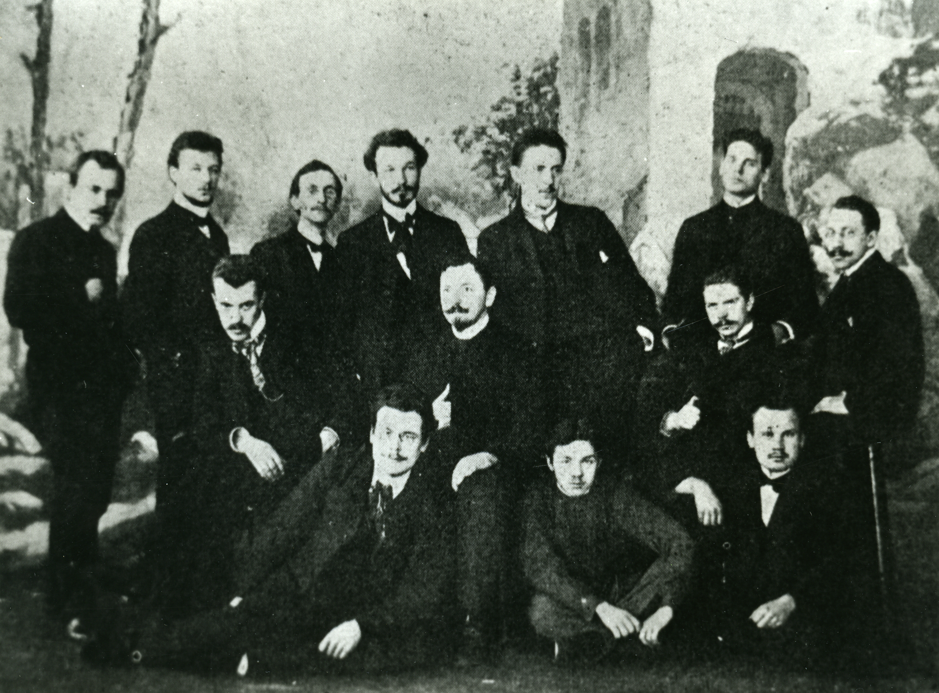 Estonian Art Students in St. Petersburg in 1903 with art teacher h. Kuusiku. Upper row left. : n. Triik, Haamer, Stone, V. Päts, R. Nyman, a. Tassa, o. Jungberg; average line vas. : K. Mägi, h. Kuusik, a. Promet; lower row vas. : K. Jentson, Vaher, J. Koort.
