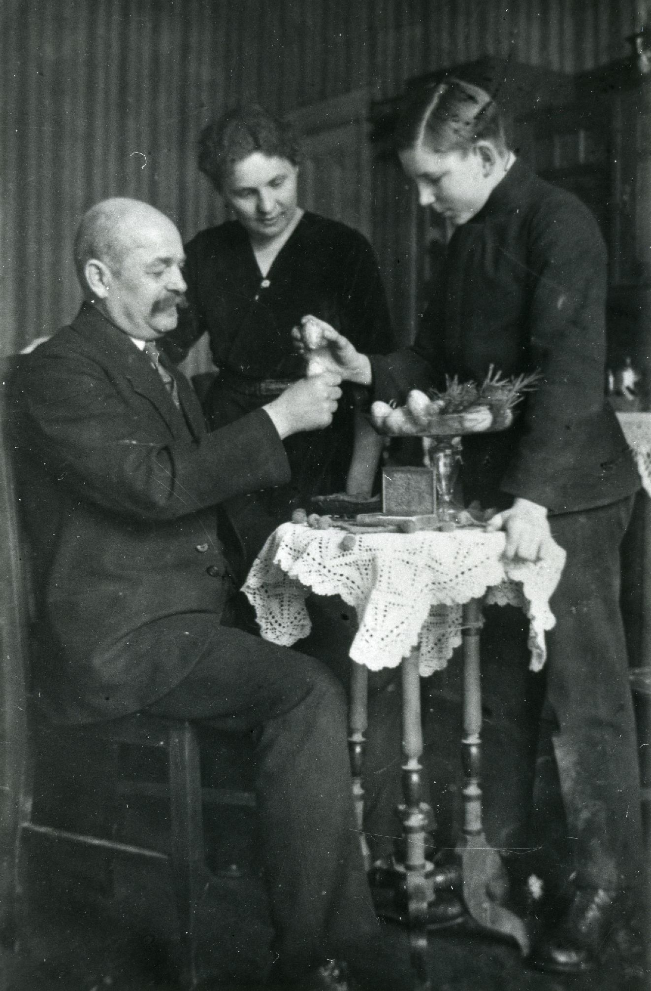 Aleksander Aspel with his parents in 1923.