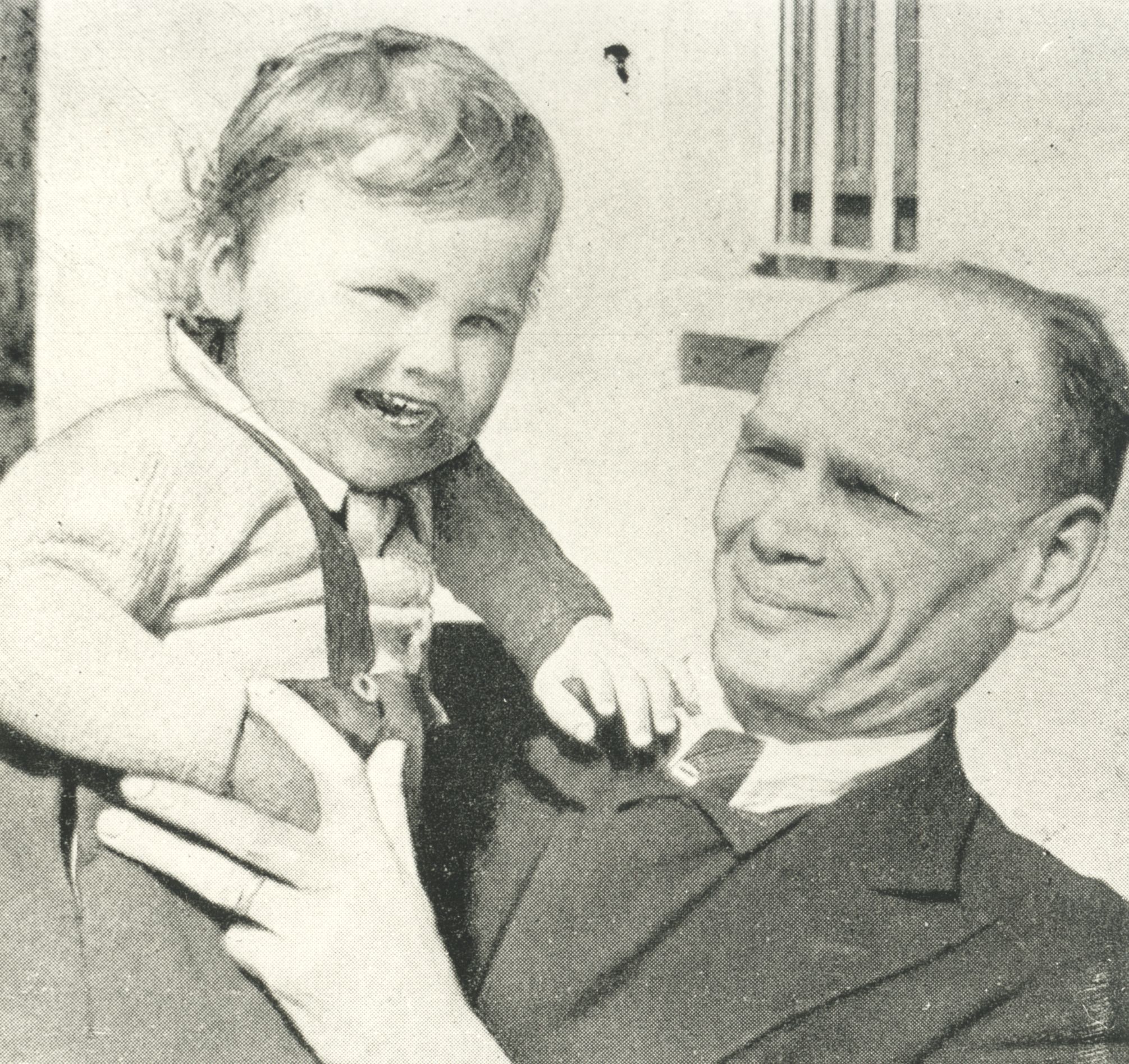 Henrik Visnapuu in Geislingen's camp, his little man, Enn Luhavälja.
