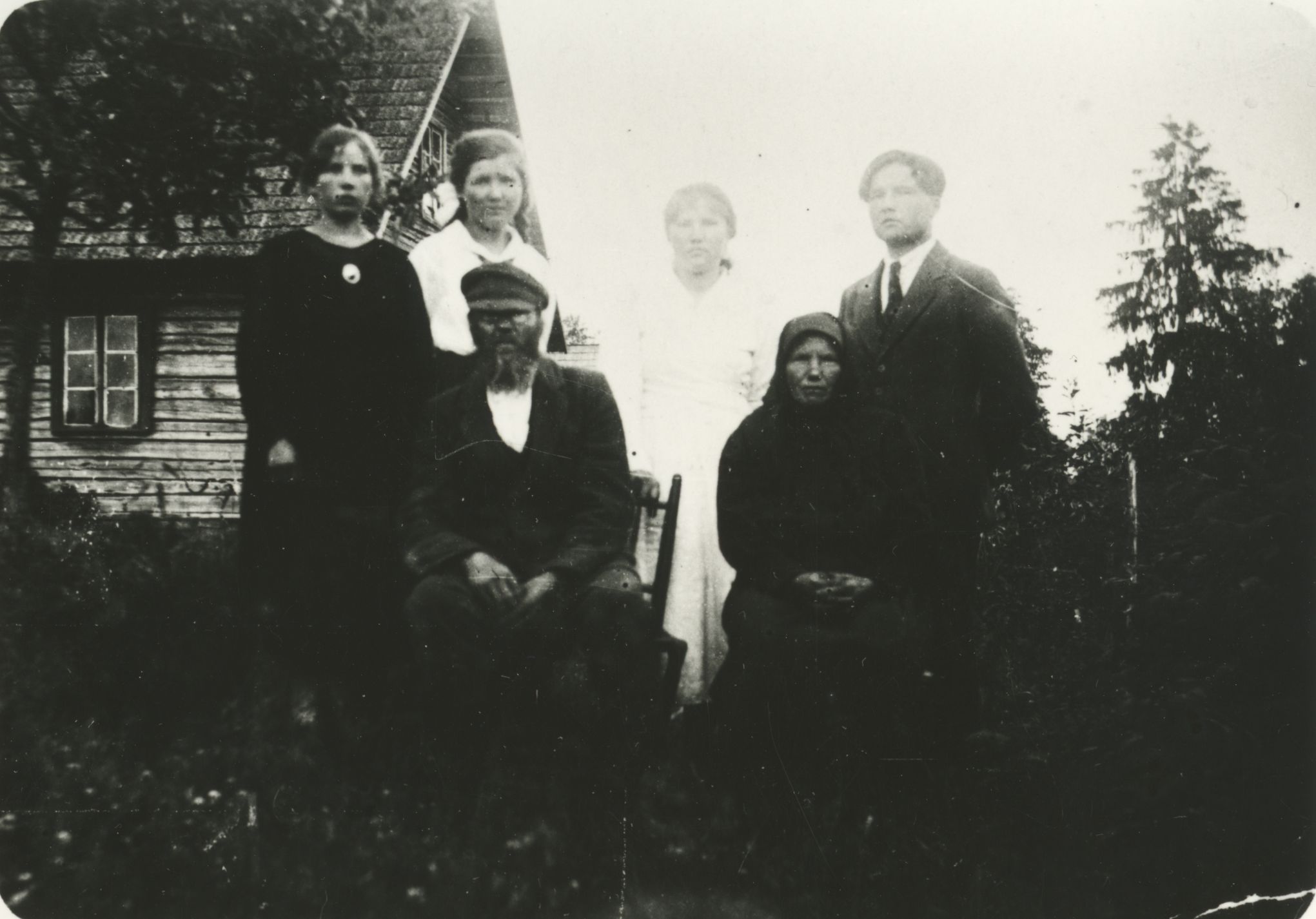 Juhan Jaik and his mother, father and sisters on camp Day at Möldreoja in 1921