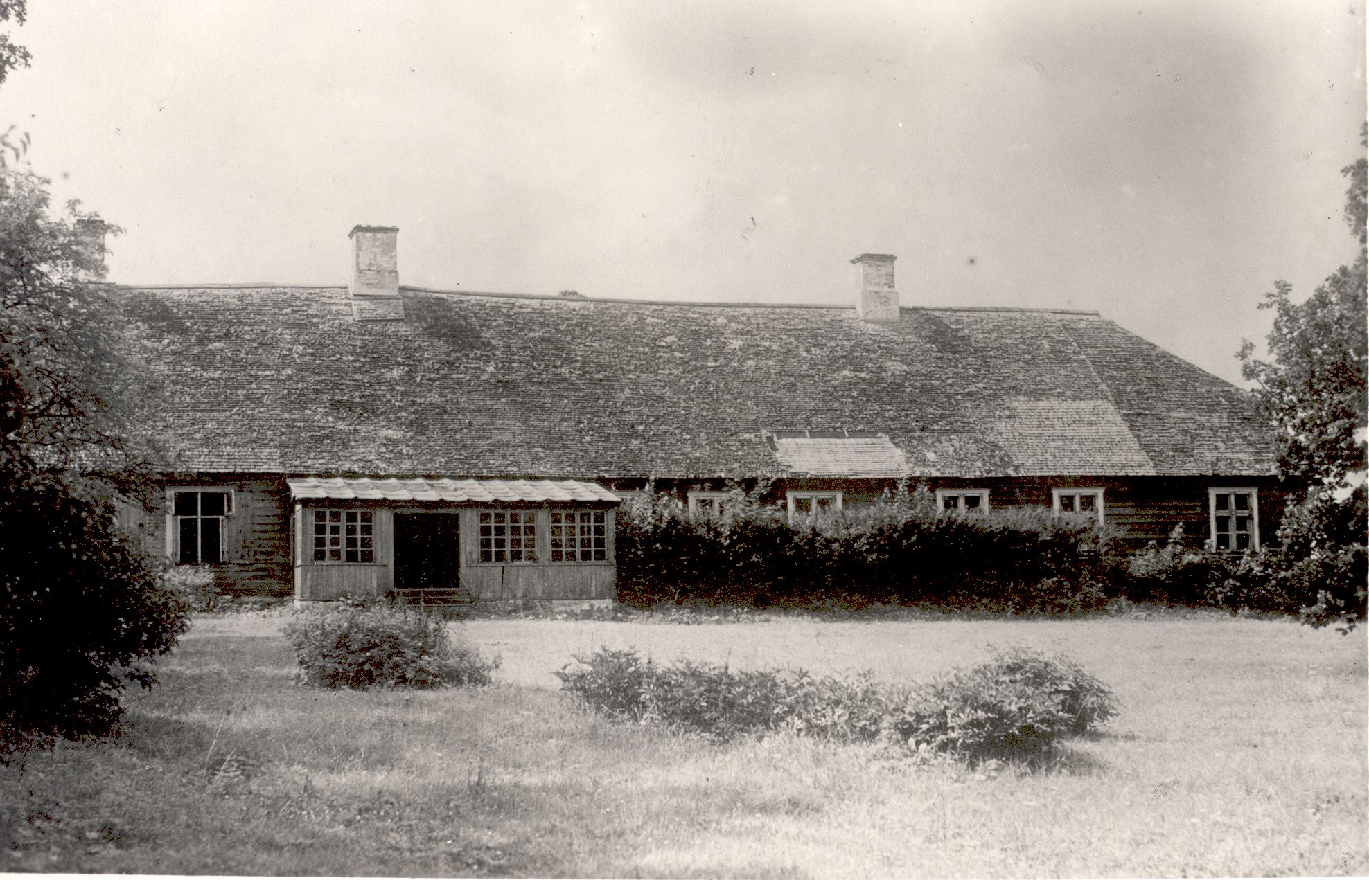 Karli Manor Gentlemen House