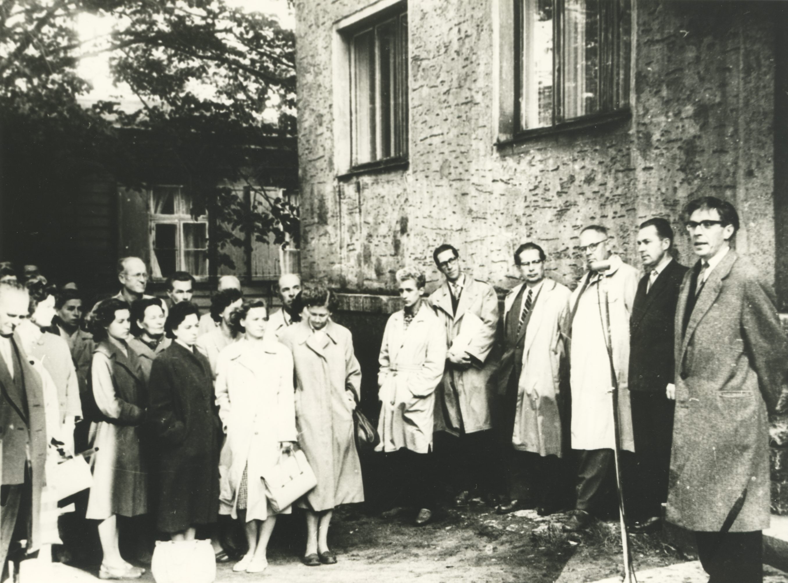J. Smuul speaks at the opening of August Alle’s memorial cup at the building in Narva mnt 86 in Tallinn
