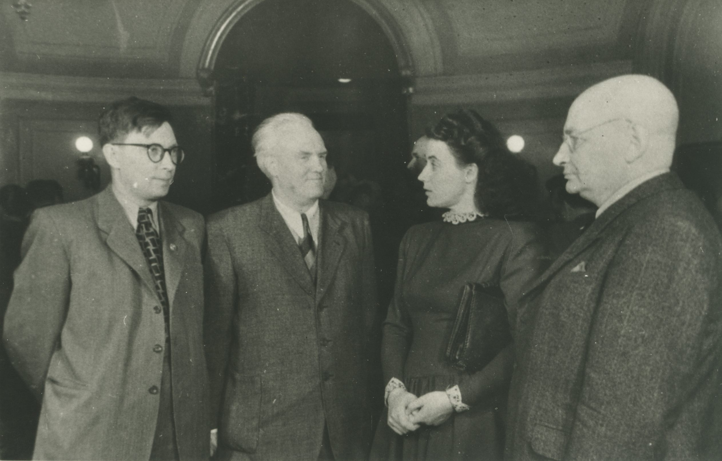 On the left: 1) L. Oshanin, 2) n. Tihhonov, 3) Debora Vaarandi, 4) August Alle in the Estonian decade in Moscow 1950