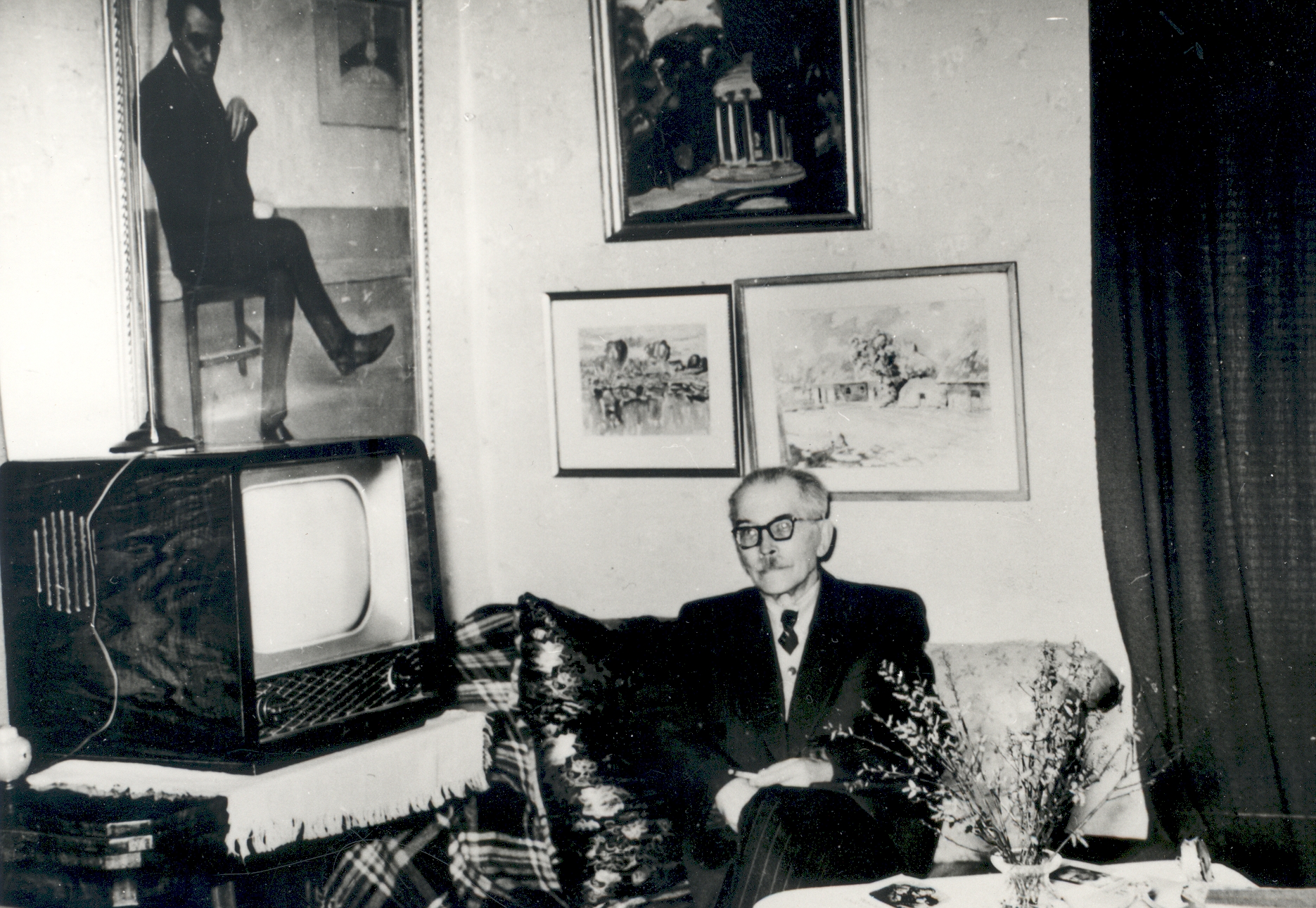 Friedebert Tuglas in his home