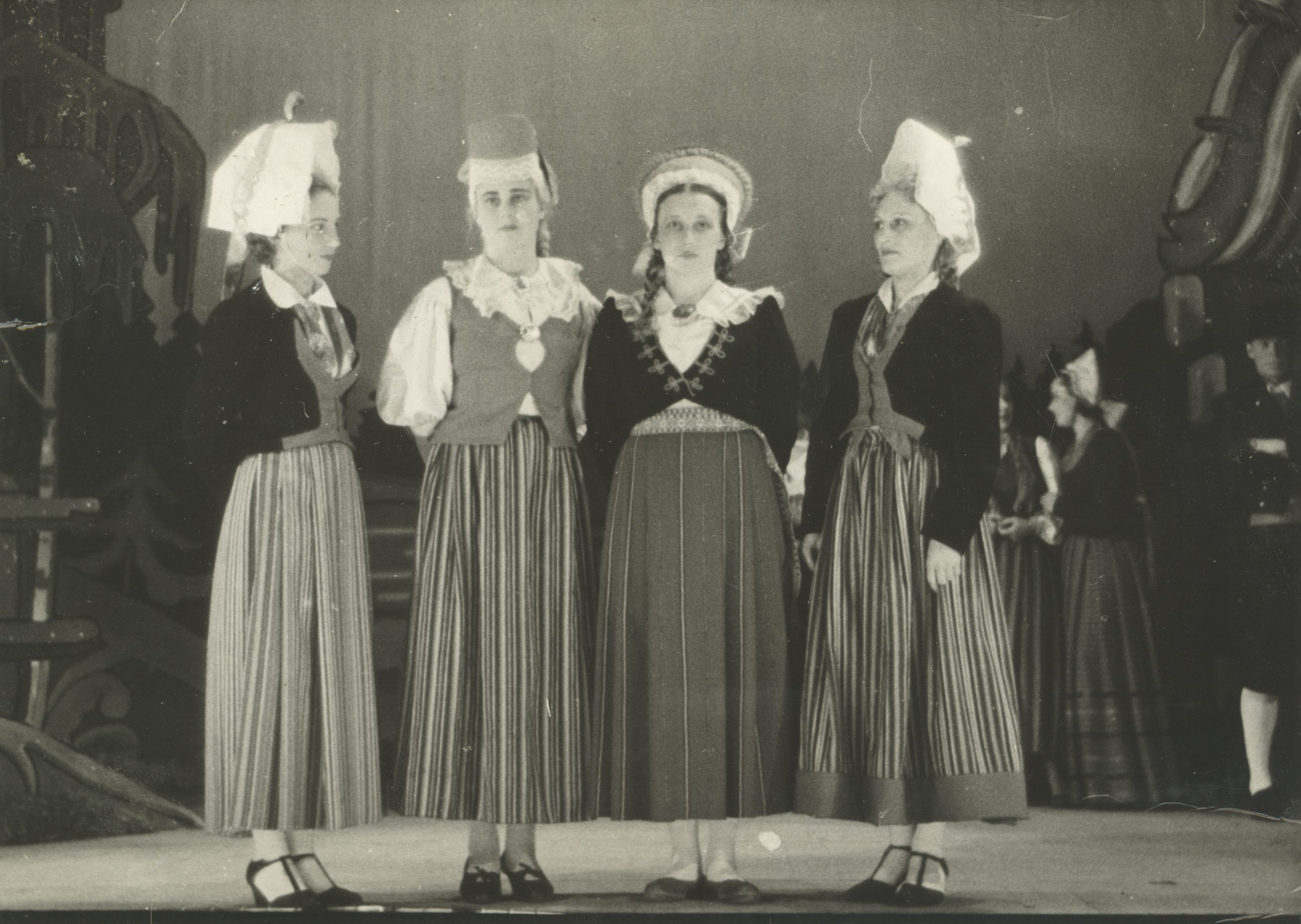 A. Kitzbergi - J. Simmi singing game "Shooting in Vanemuise" in 1938.