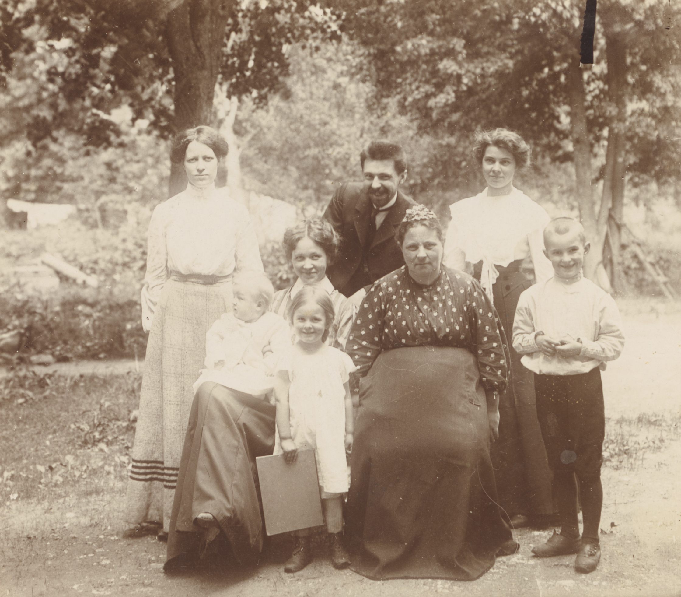 Marie Under with children, K. Hacker's mother, Berta Under, Karl Hacker, K. Hacker's sister in the summer of 1906 near Moscow in Kutšino