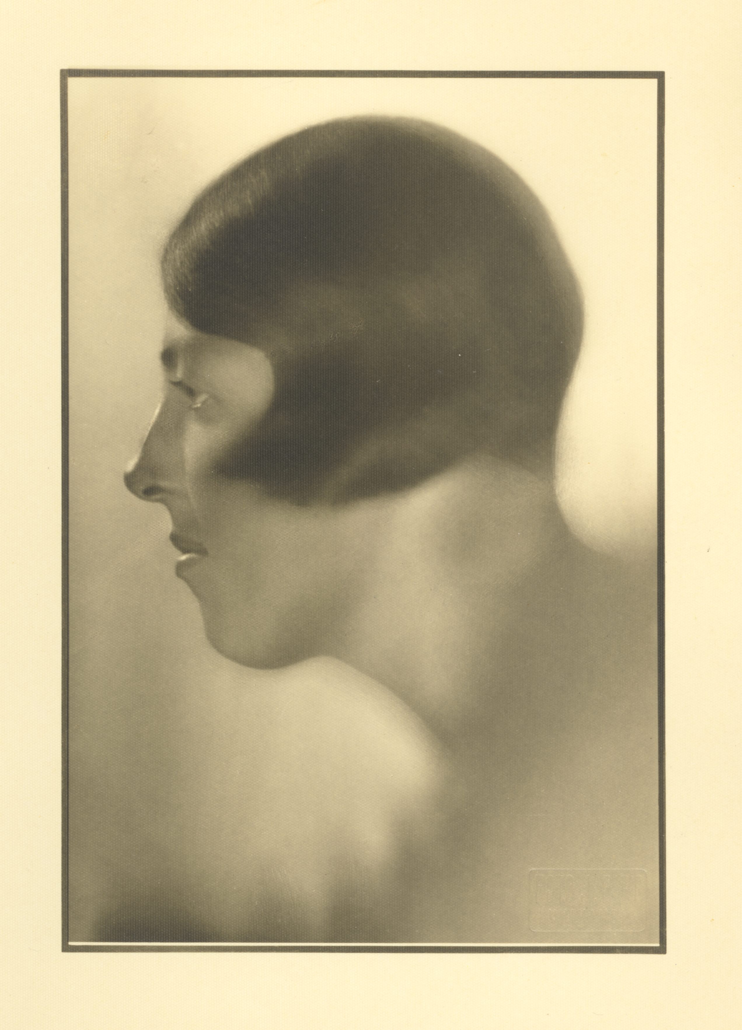 Hedda Hacker, Marie Under's daughter