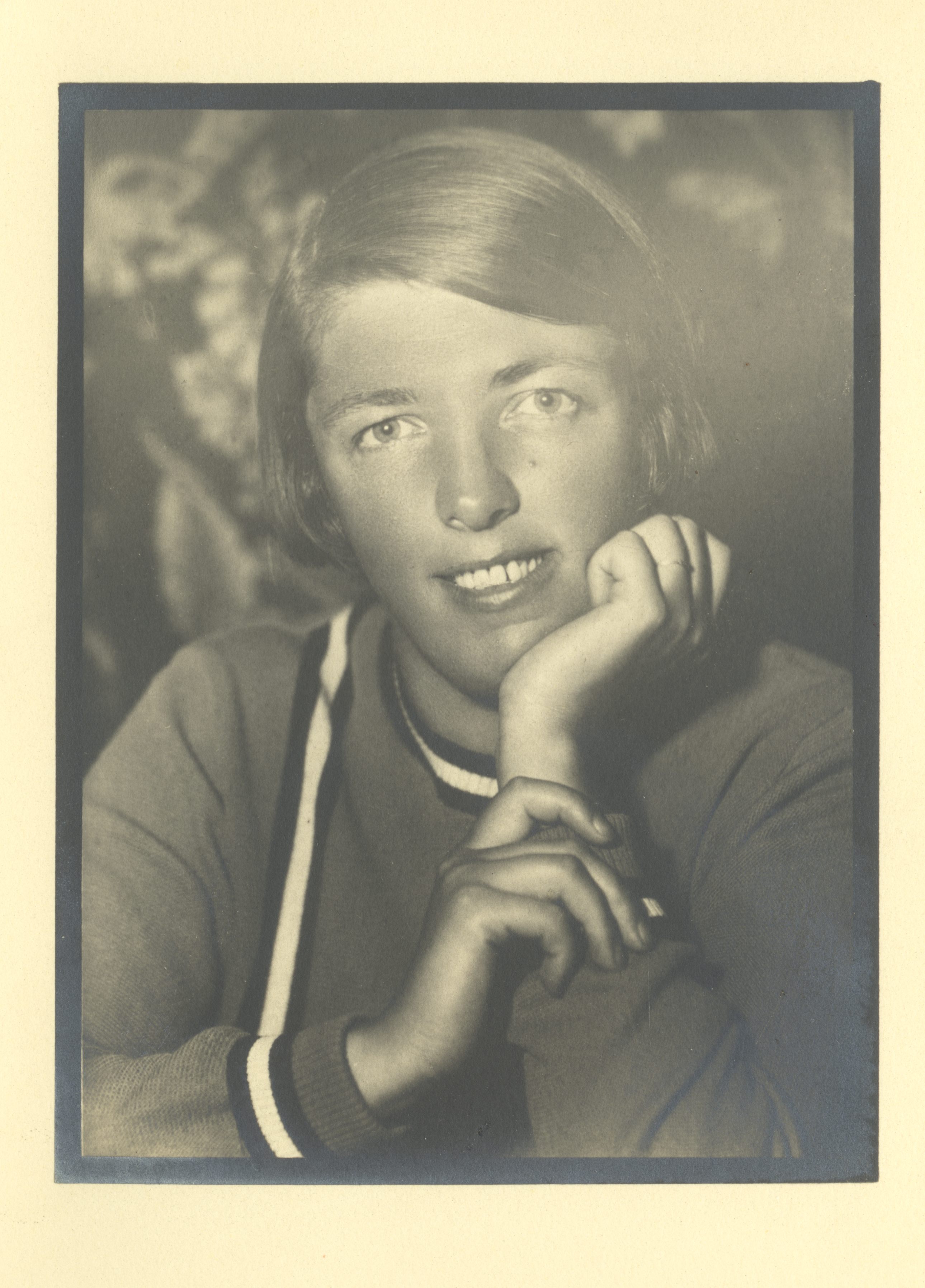 Hedda Hacker, Marie Under's daughter