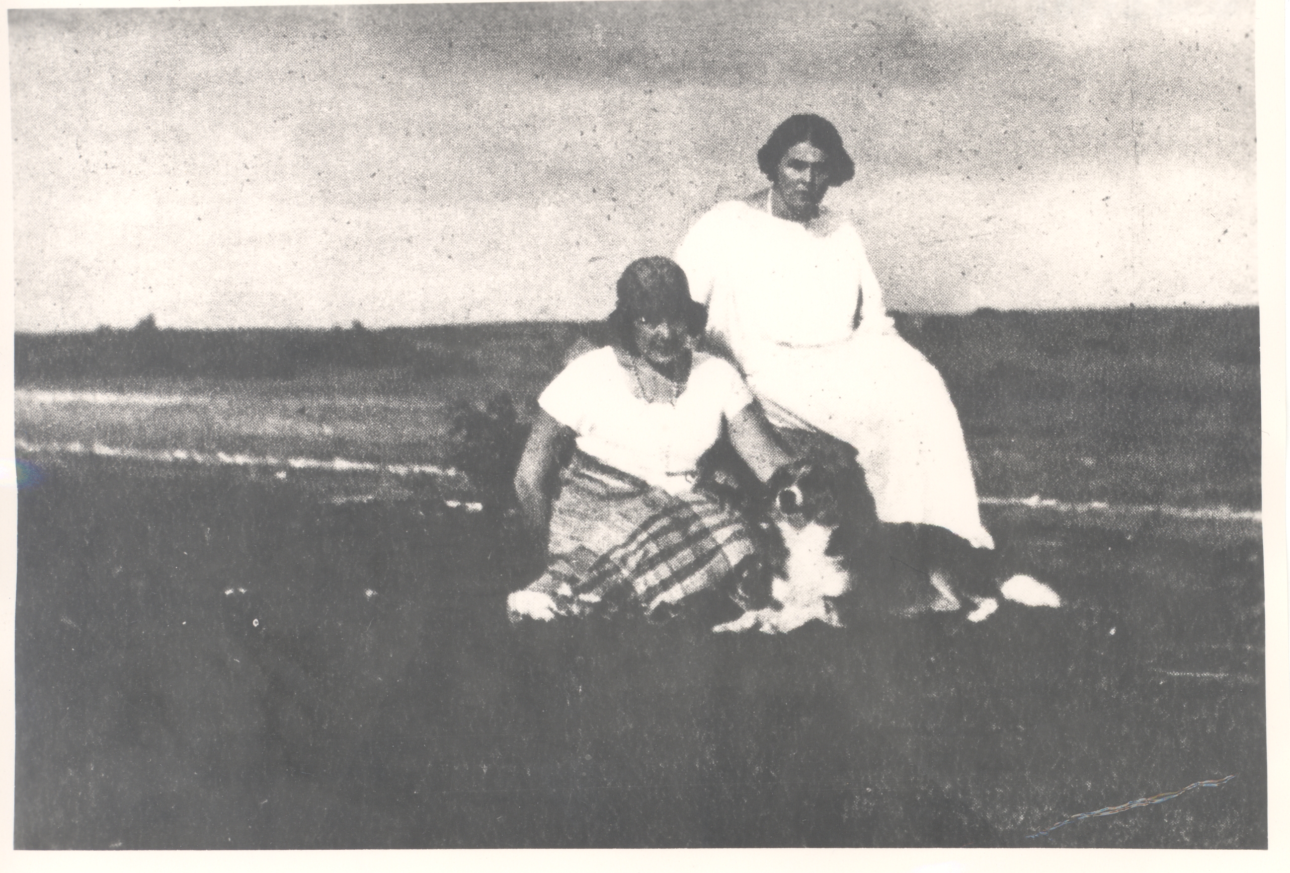 Aino Kallas and his daughter in Hiiu-Kassar in 1924.