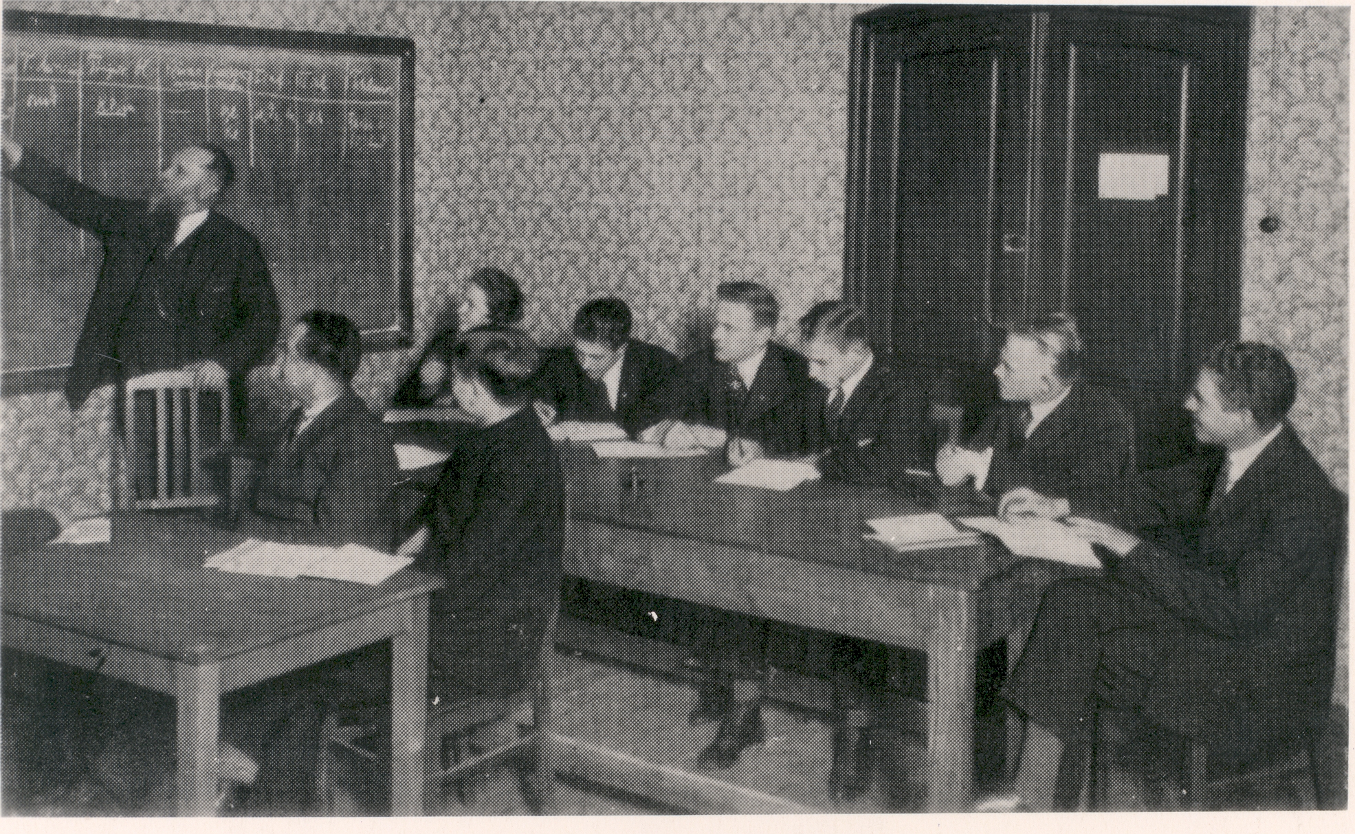 E. Peterson-Särgava courses giving Estonian language class. Orig. : p. Ambur, e. Särgava's problemlist, Table XI