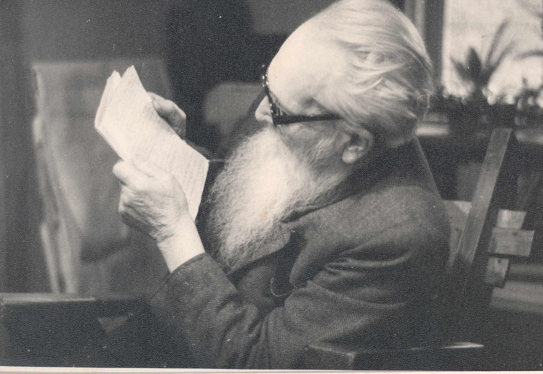 E. Peterson-Särgava reads his manuscript 7. X 1957. a.