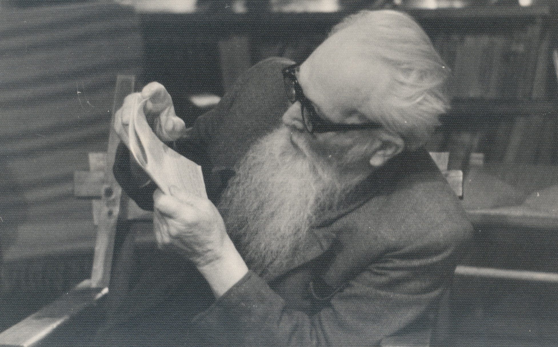 E. Peterson-Särgava reads his manuscript 7. X 1957. a.