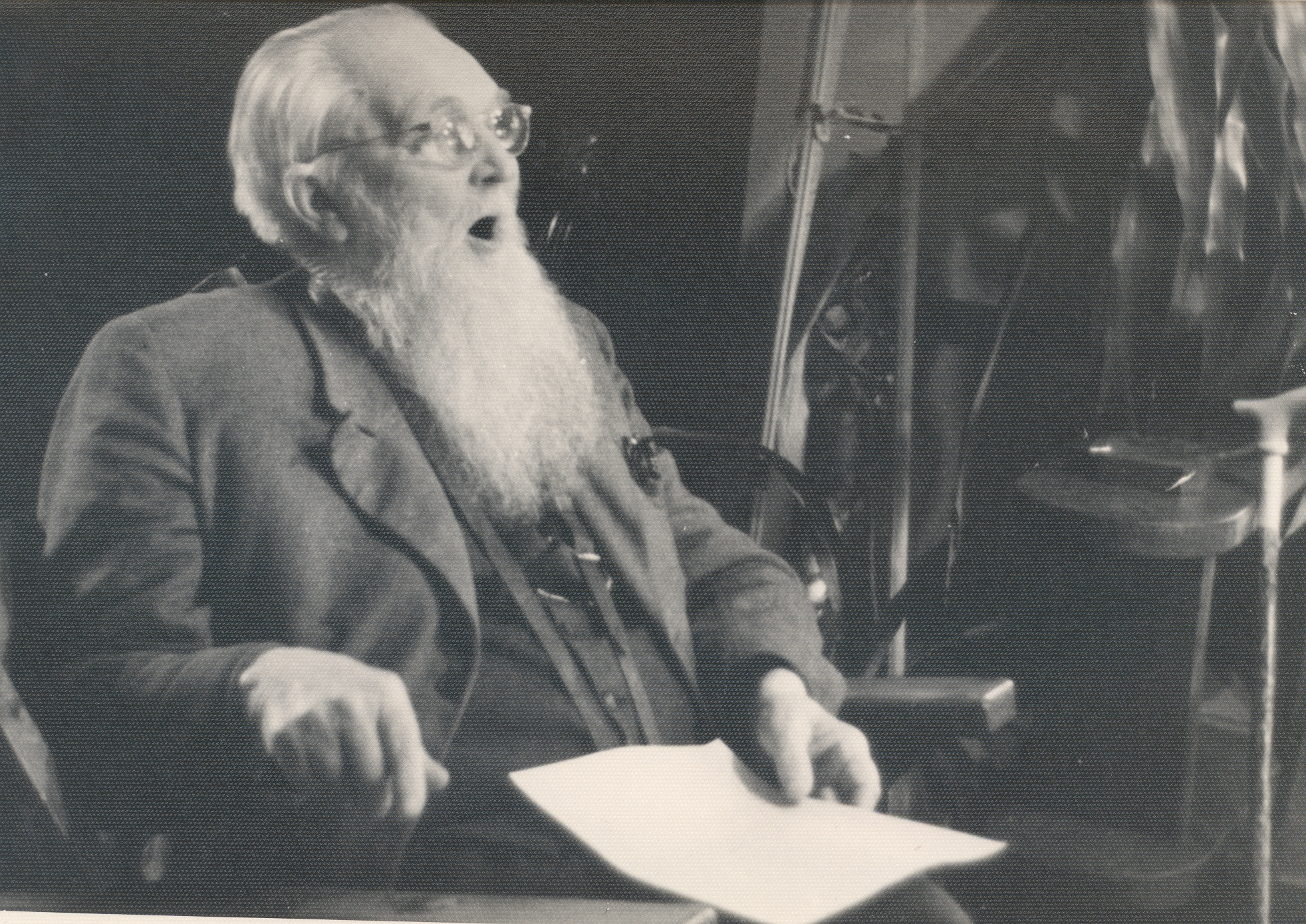 E. Peterson-Särgava speaks to the magnetofoniline 7. X 1957. a.