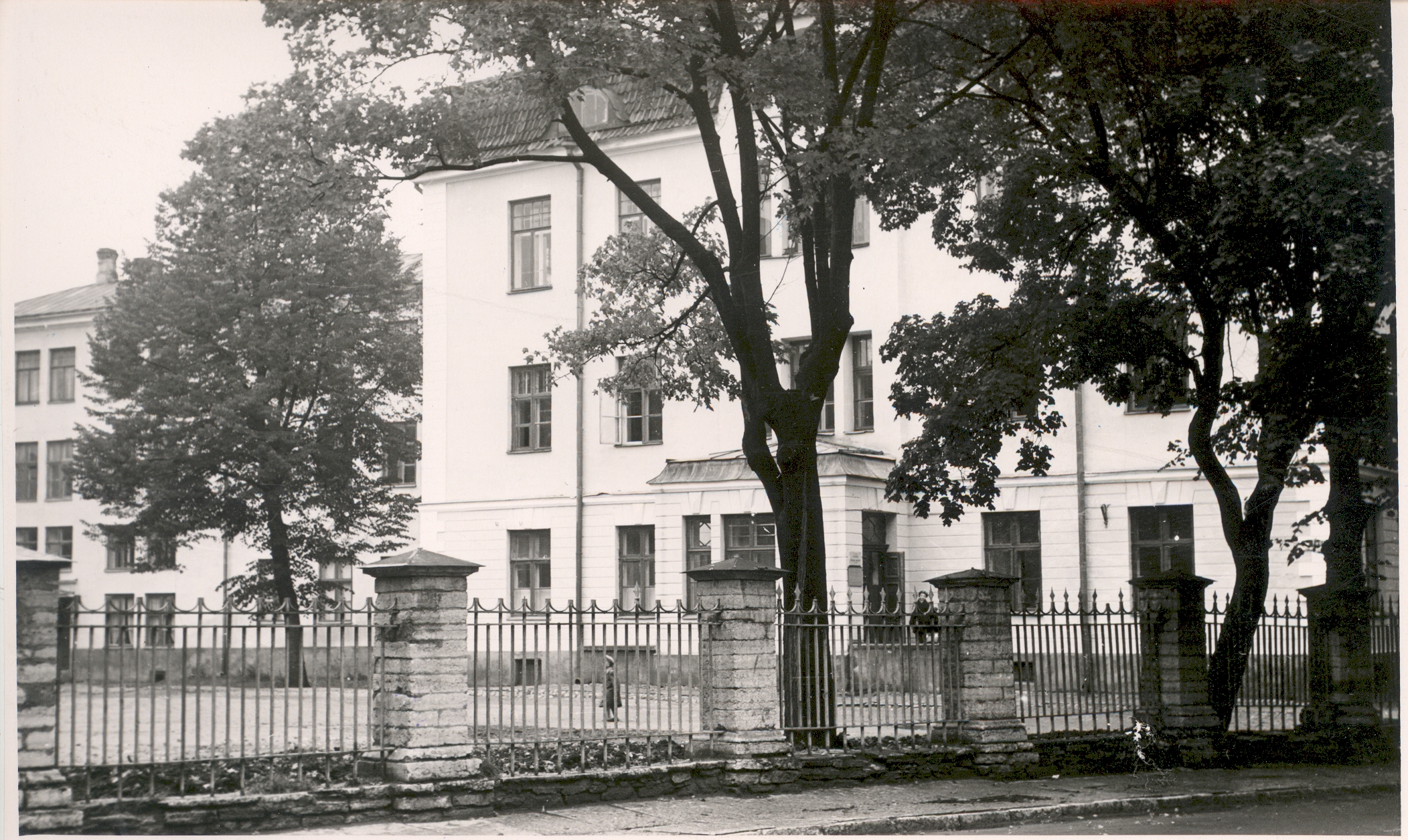 End. Gustav Adolf Gumn. House in Tallinn School 2 / Youth 12, where the evening groom also worked. (all. The city of the United gümn. ), which was taught by e. Peterson-Särgava in 1924-1927.
