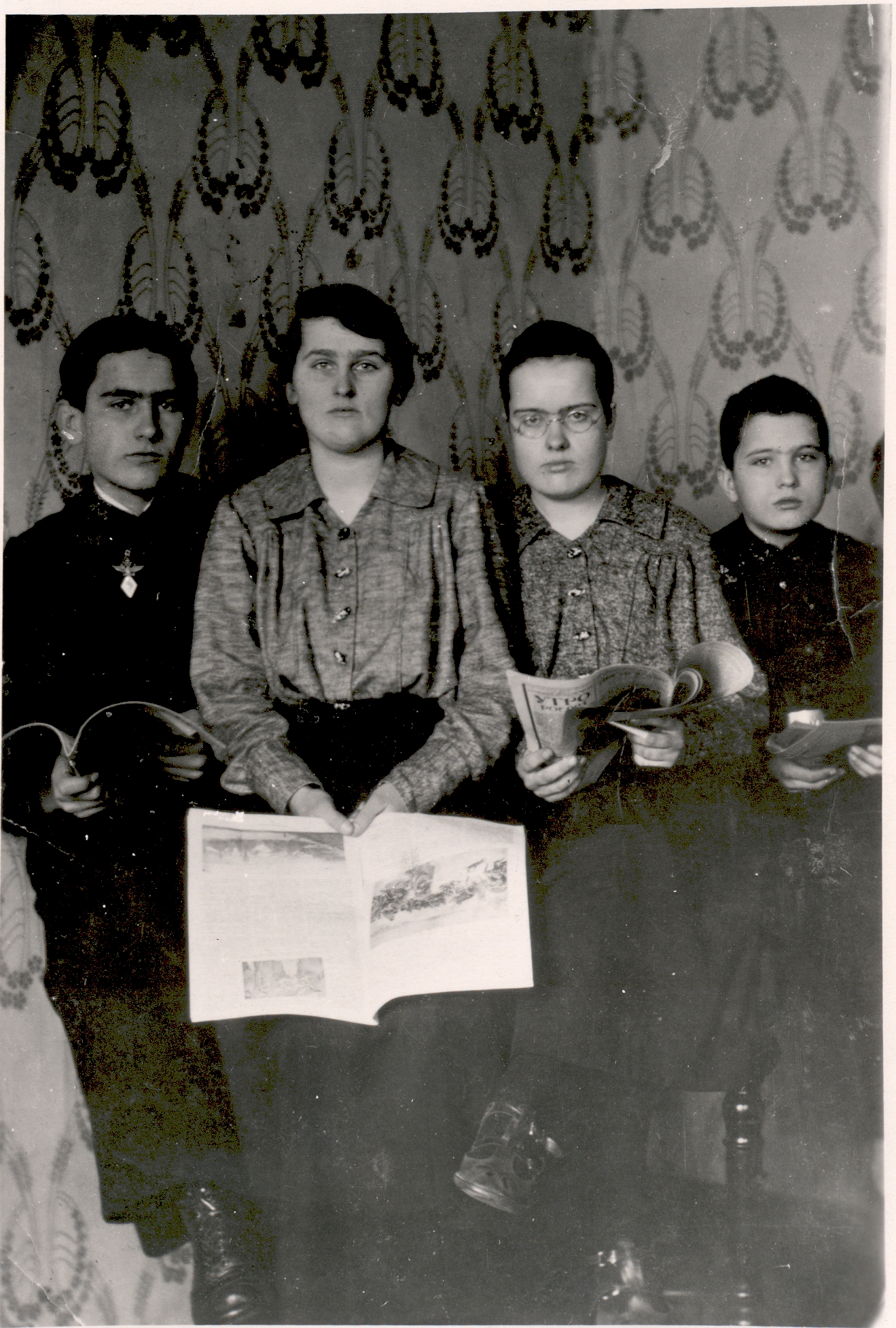Ernst Peterson-Särgava children. Karl, Salme, Juta and Paul before 1917.