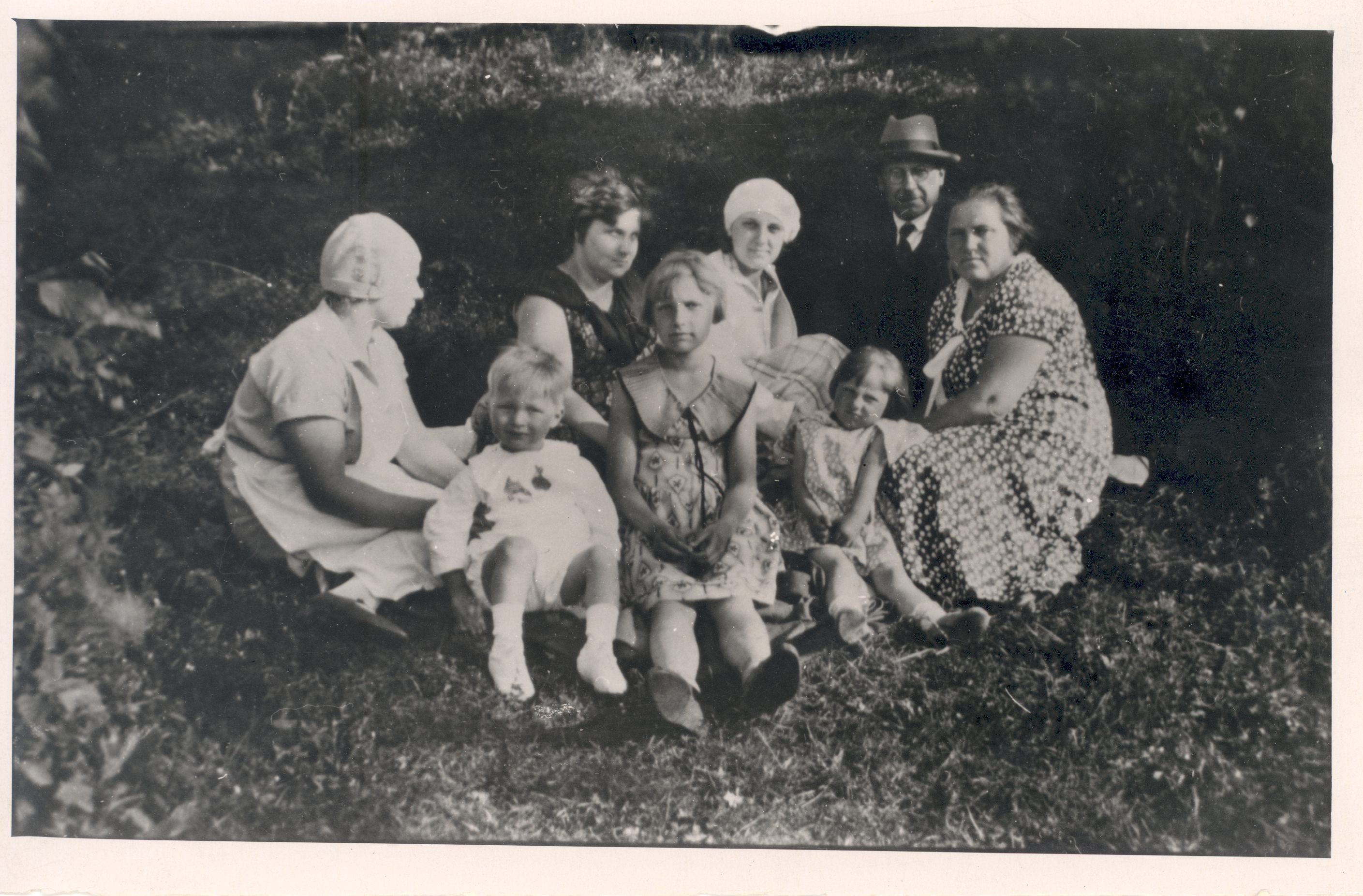 A. h. Tammsaare and h. Raudsepa family in Elva