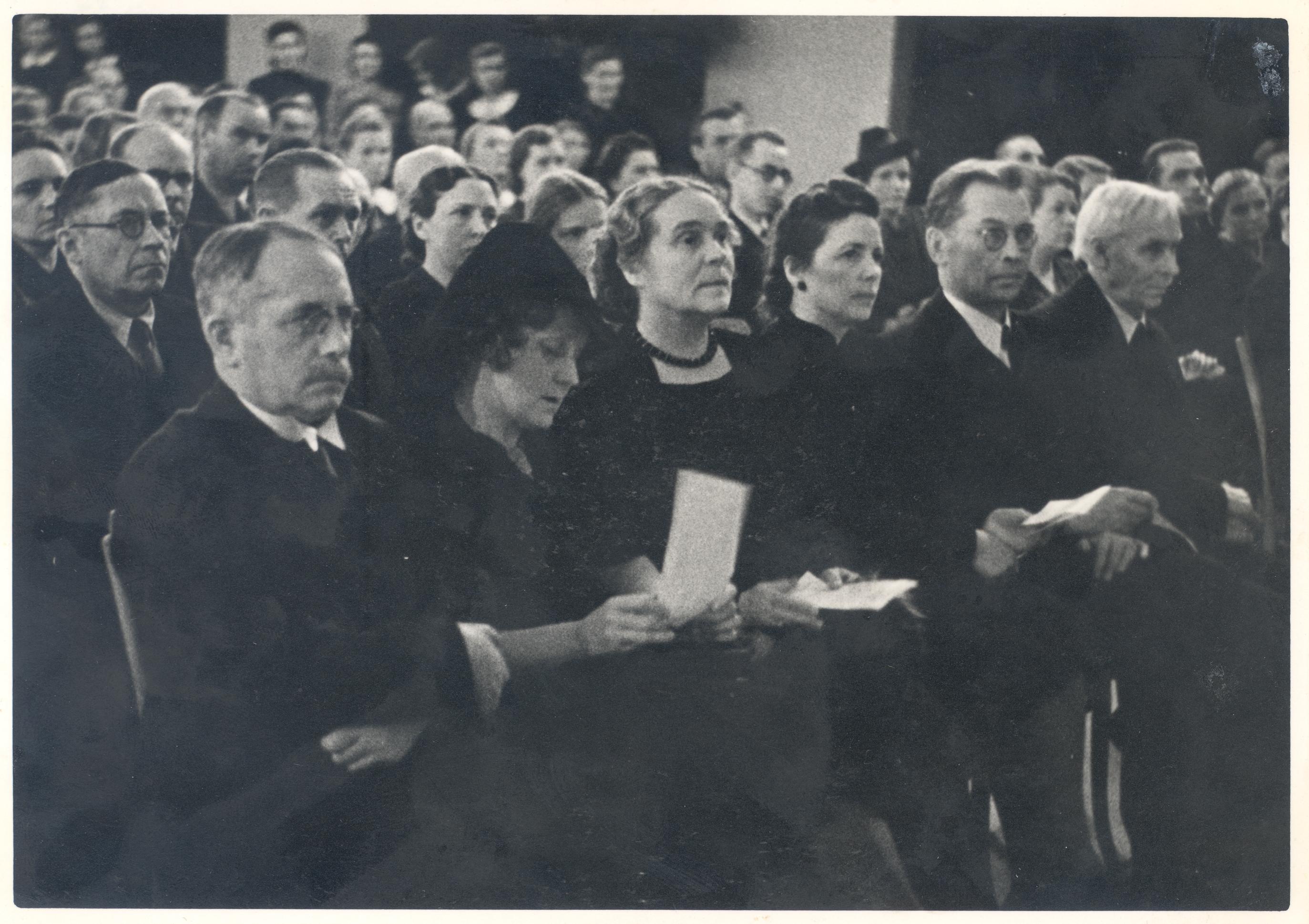 A. h. Tammsaare monument in Tartu. Front row from left to right: 1) g. Suits, 2) K. Hansen, 3) Aino Suits, 4) Fr. Tuglas, 5) a. Läte. Gustav Suits behind Hugo Raudsepp. [1940]