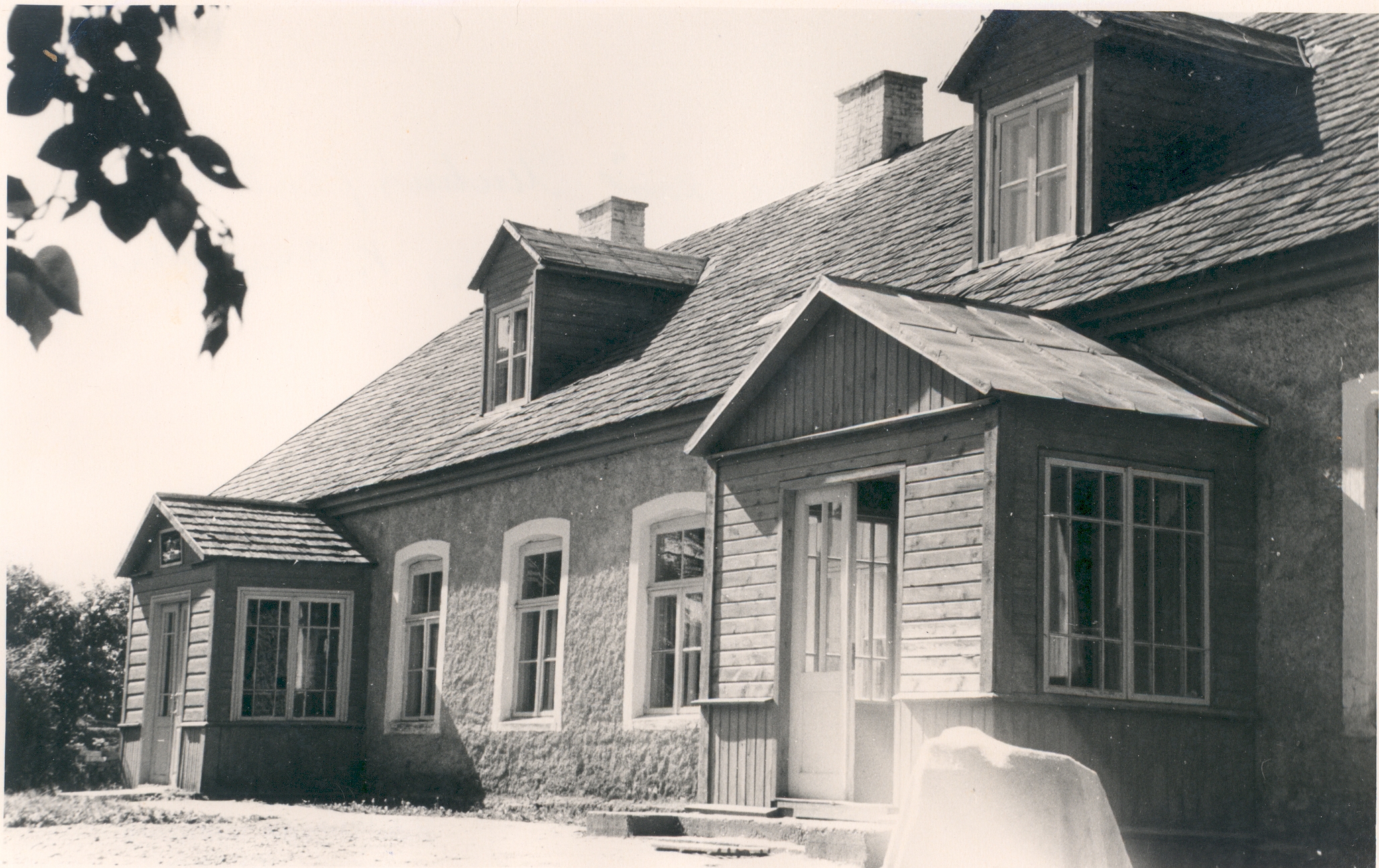 Hellamaa 7-year-old school Muhus (former Hellamaa county school where V. Grünthal-Ridala studied)