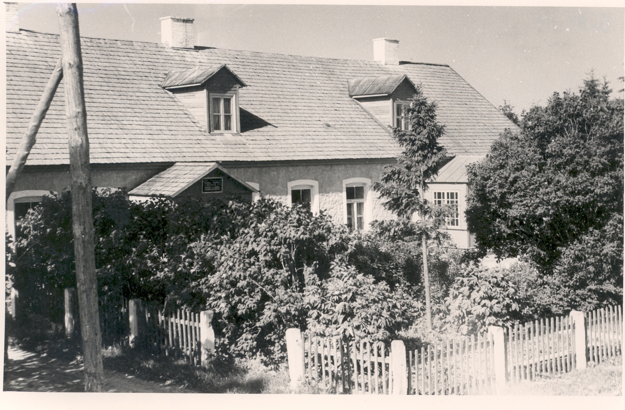Hellamaa 7-year-old school Muhus (former Hellamaa county school where V. Grünthal-Ridala studied)