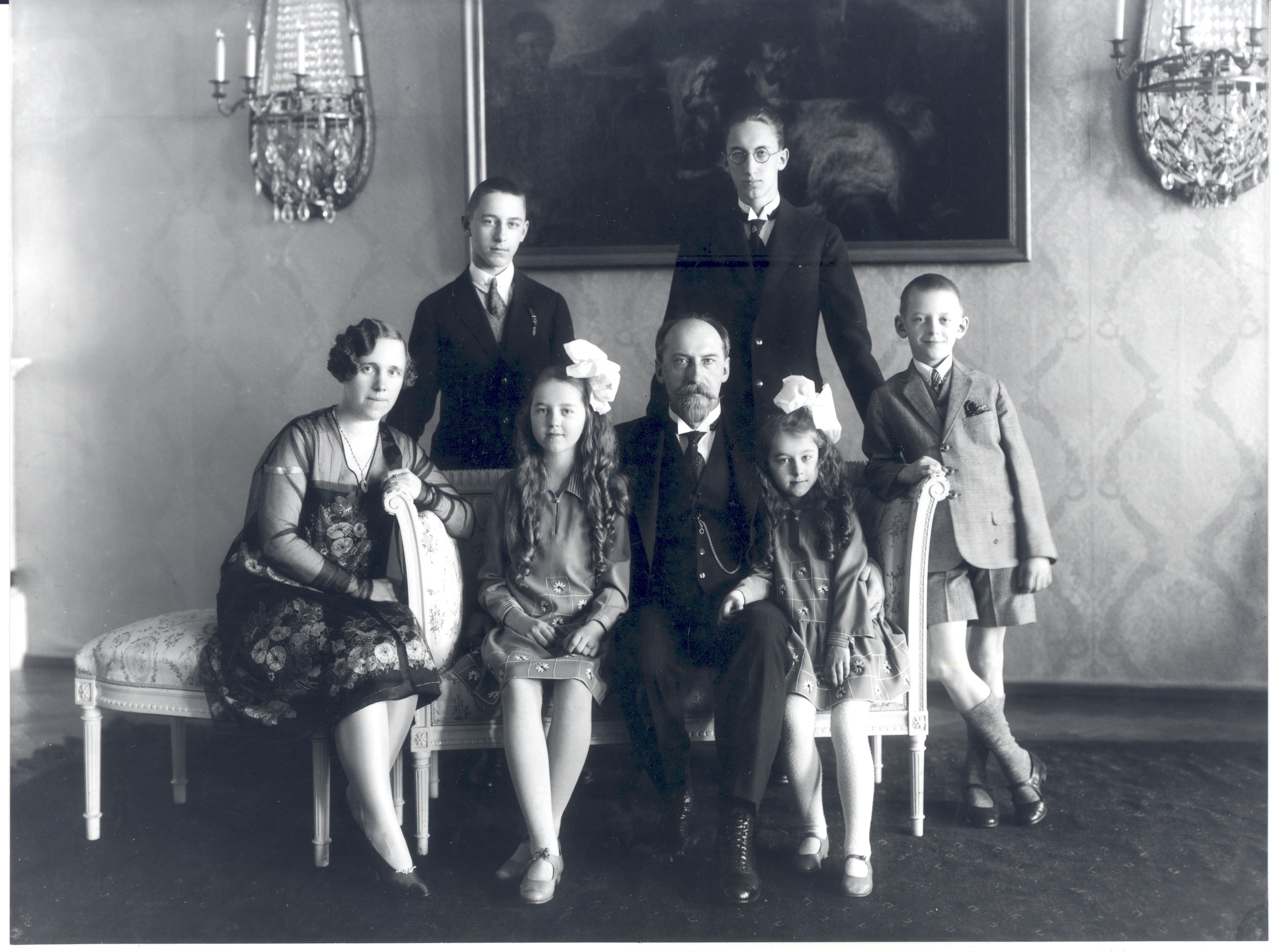 Jaan Tõnisson with his family. VAS. : Hilda, Heldur, Hilja, Jaan, Ilmar, Lagle, Rein