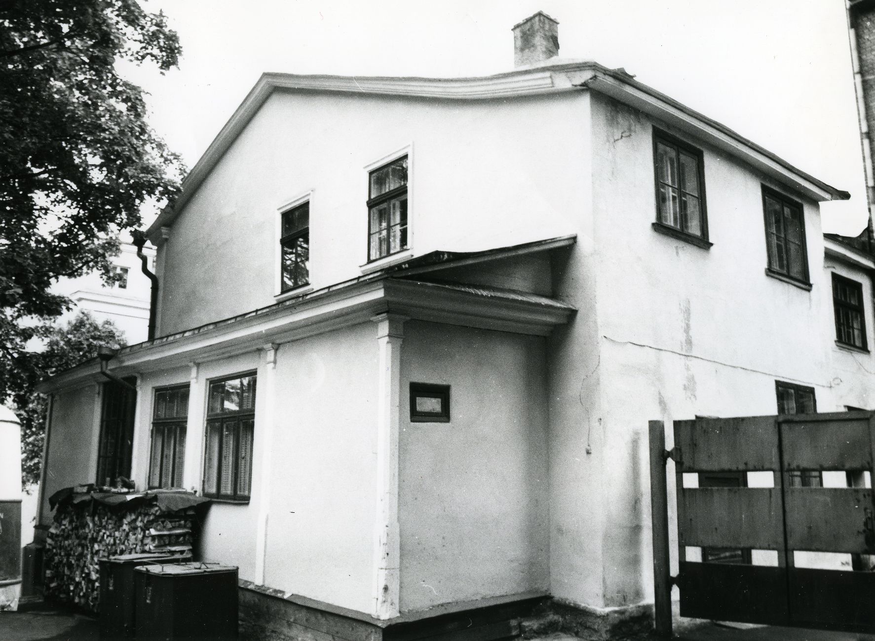 Betti Alver's residence at the corner of the University and Vallikraavi tns in 1982
