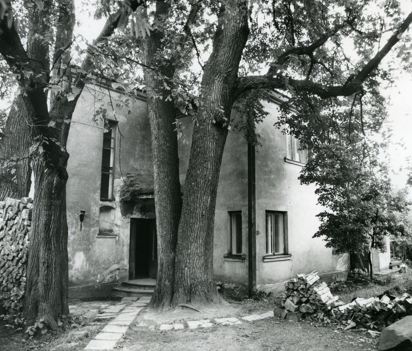 Betti Alver's residence in 1945 in Tartu, Kingissepa tan 67. Photo 1982 a