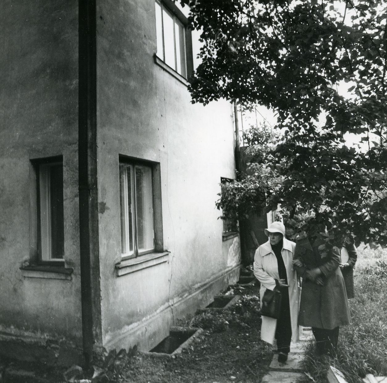 Betti Alver in his former residence in Tartu, Kingissepa 67