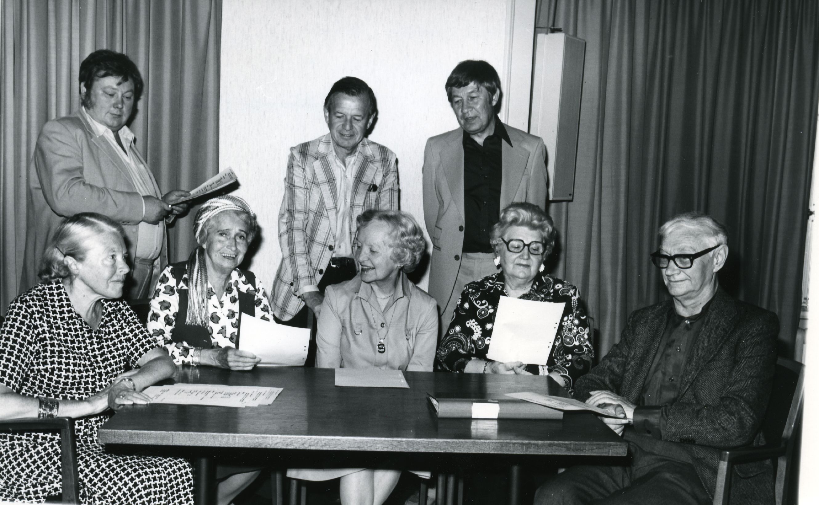 Stockholm Estonian Theatre. Left: 1. Helmi Eller, 2. Aleks Militch, 4. Heino Annik, 5. Signe Pinna, 6. UNO Tõnissoo, 7. Flight Römmer, 8. Karl Ristikivi