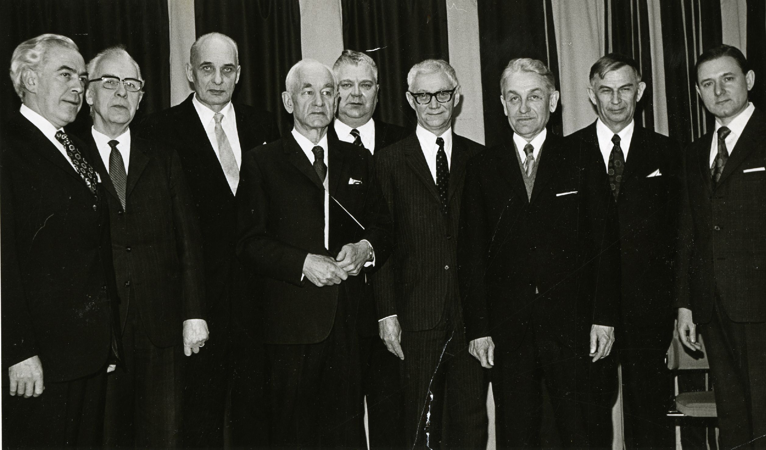 Transfer of m. Under Cultural Award 11.3.1973. VAS. 2. Hans Kauri, 3. Leo Karupää, 4. August Mälk, 5. Voldemar Krüppelman, 6. Karl Ristikivi, 7. Bernard Kangro, 8. Arvi Moor, 9. Paul Laan