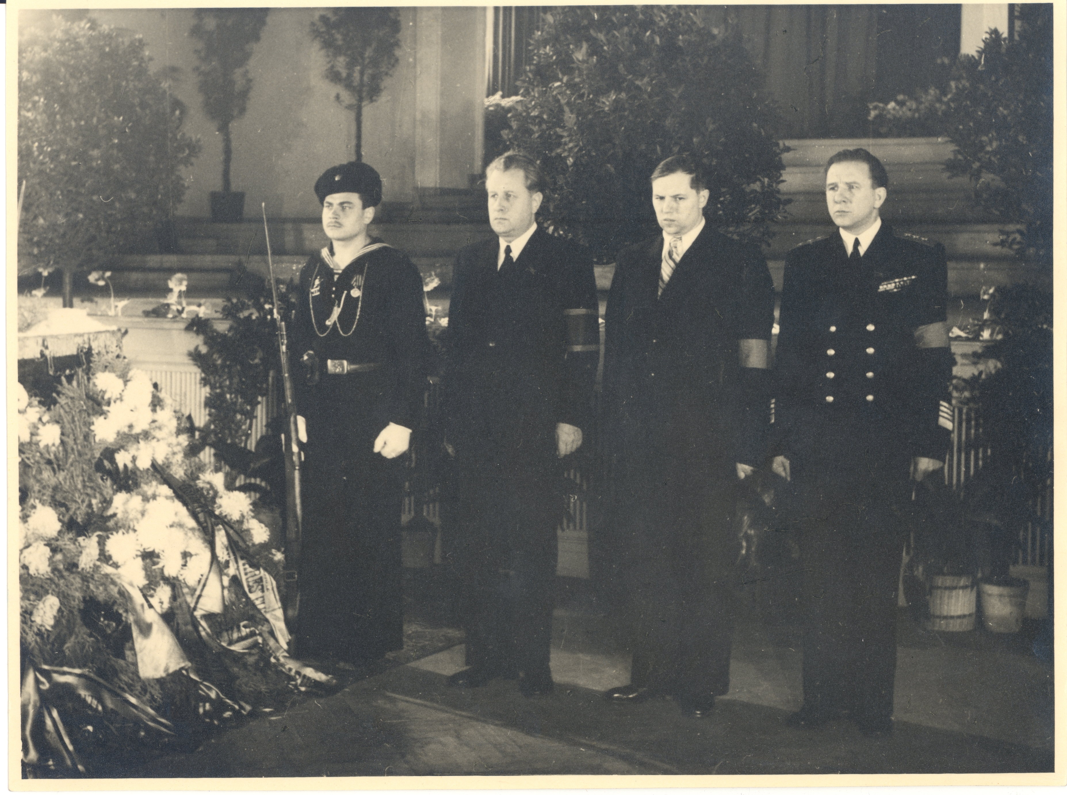 J. Vares-Barbaruse kernel in concert hall "Estonia" on December 1, 1946. Auvalves n. Karotamm, V. Jefremov, V. Tributs