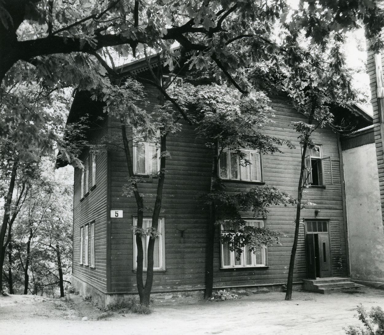 Betti Alver's school-time residence in Tartu Tiigi tn 5 (end. Pedraudse maja) on the second floor, the side of Pälson. Photo 1982