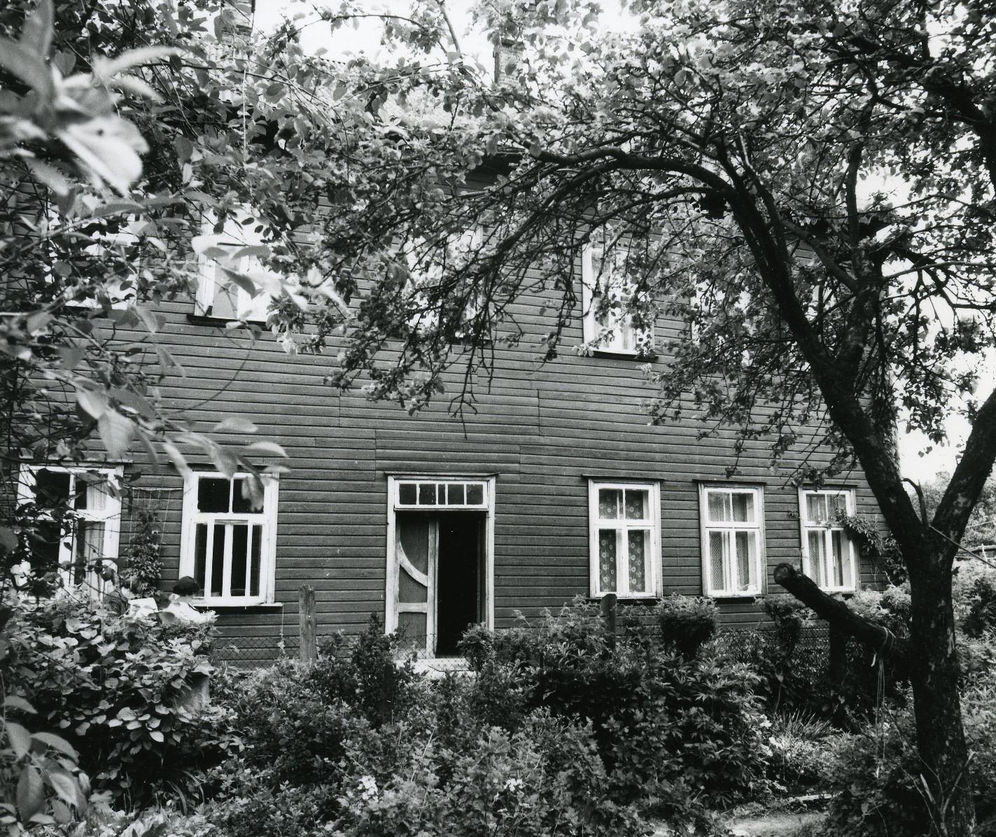 Betti Alver's residence with his parents in Tartu. 23 (on the side of the garden of the yard the last three windows on the bottom floor) ca 1930-1936