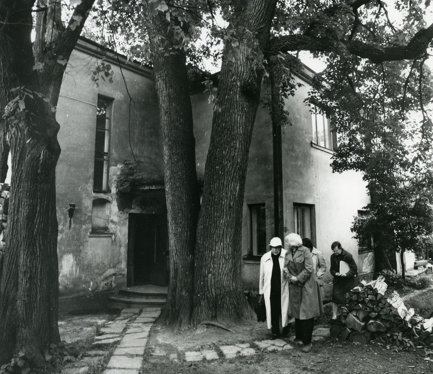 Betti Alver's residence in Tartu Kingissepa tan 67 (end. Annist House)room with balcony on 2nd floor 1982 Betti Alver, Renate Tamm, Velly Verev and Linda Nigul