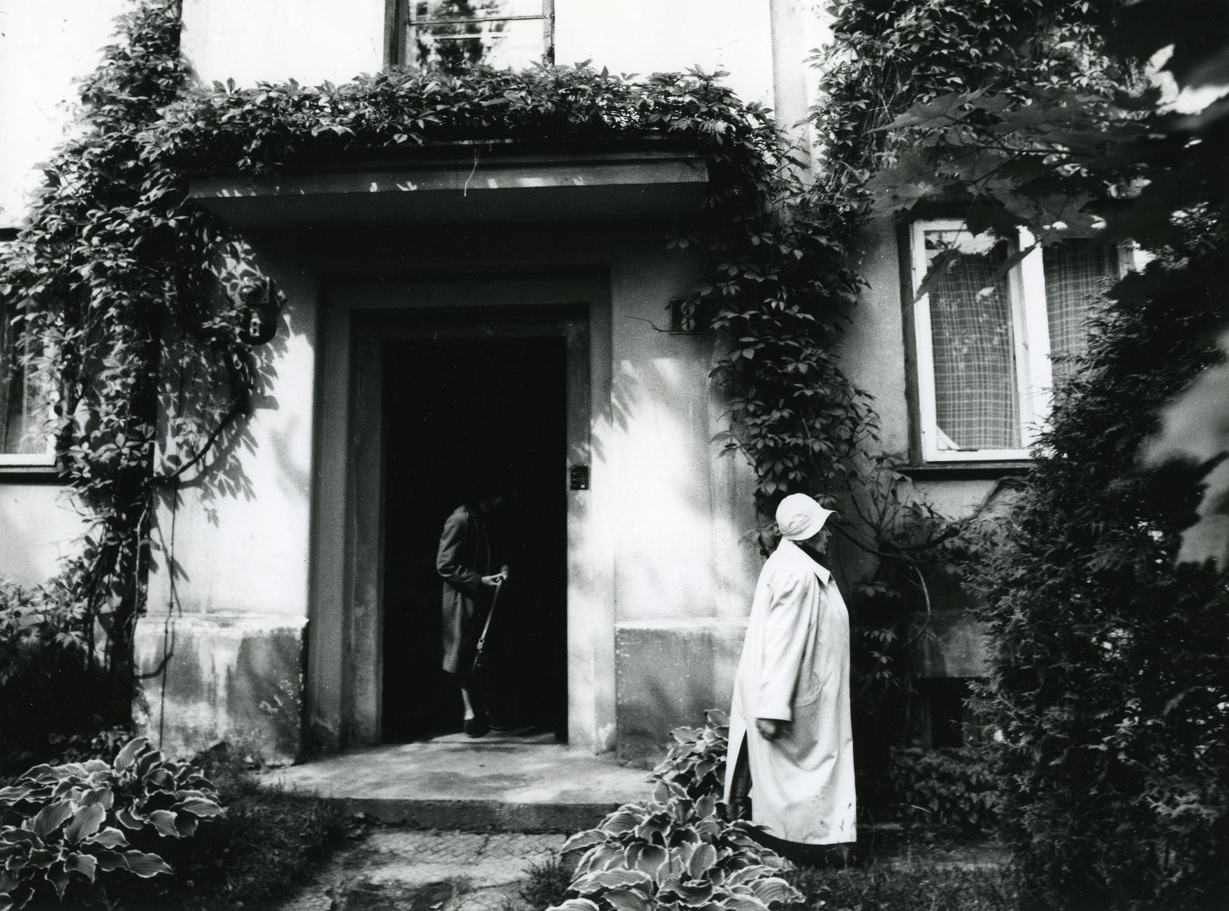 Betti Alver's residence since 1957. In Tartu Koidula 8-2. In front of the house Betti Alver 1982