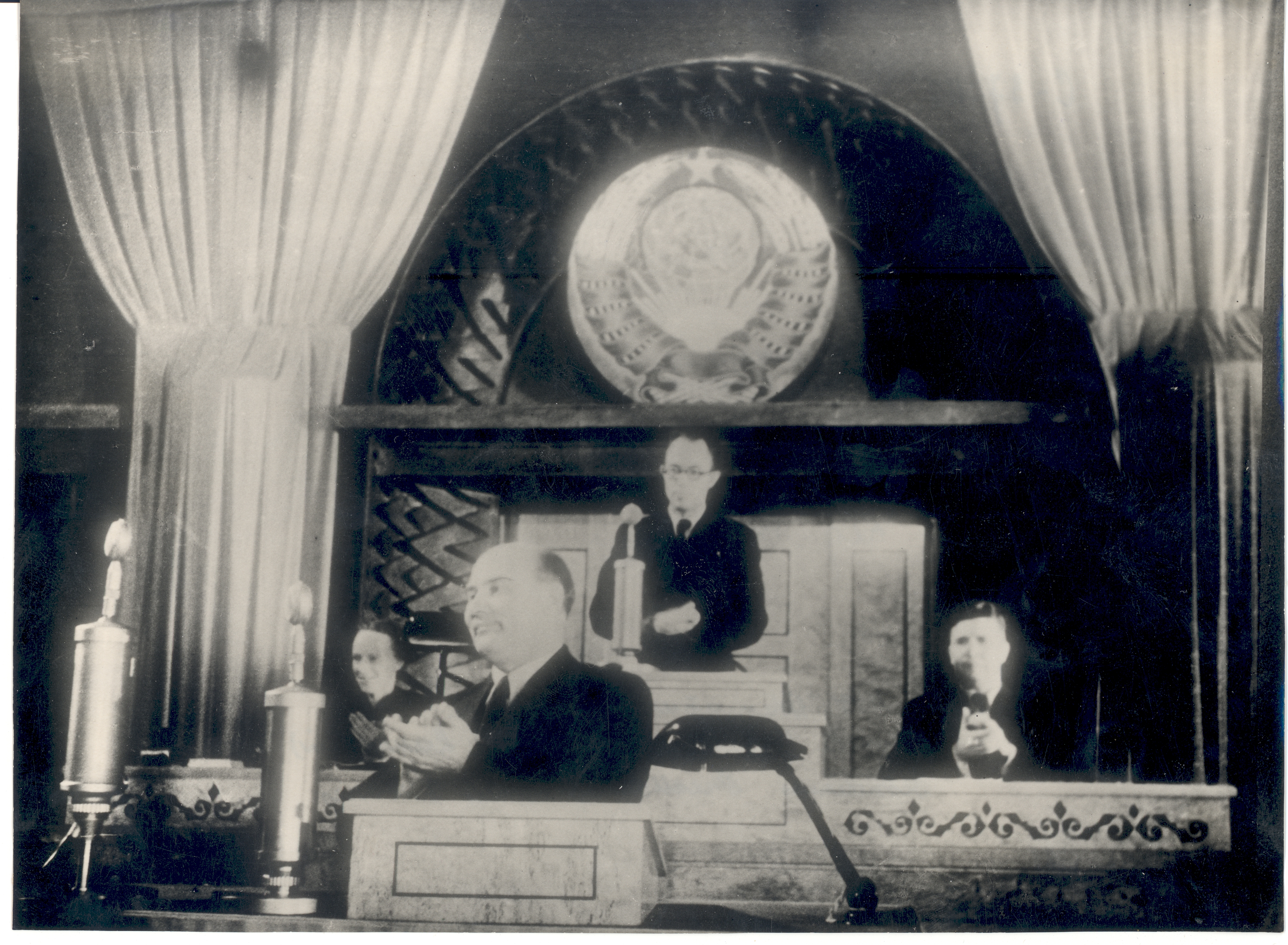 In the Supreme Council of the Soviet of Estonia in 1940 (SM-d I. Sass, m. Jürna, o. Lauristin) Chairman of the Presidium J. Vares-Barbarus speaker