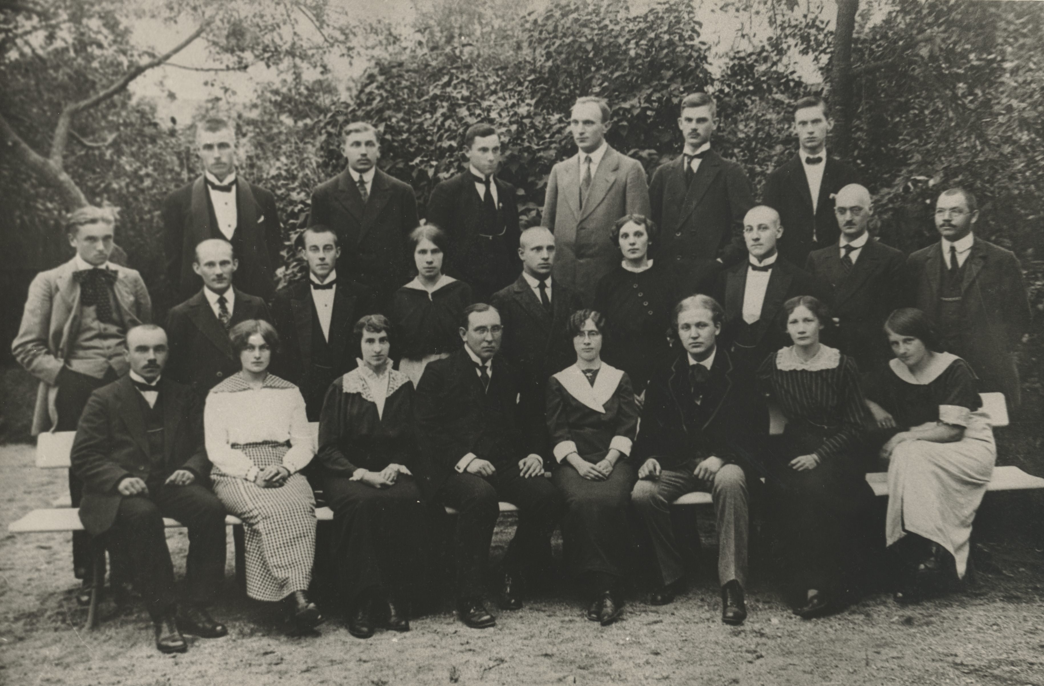 Stage art courses of Viljandi "Koidu" Society in the summer of 1914. I. series of courses juh. K. Jungholz, on his right Albert Liik. Last row left. 1. J. Vanakamar