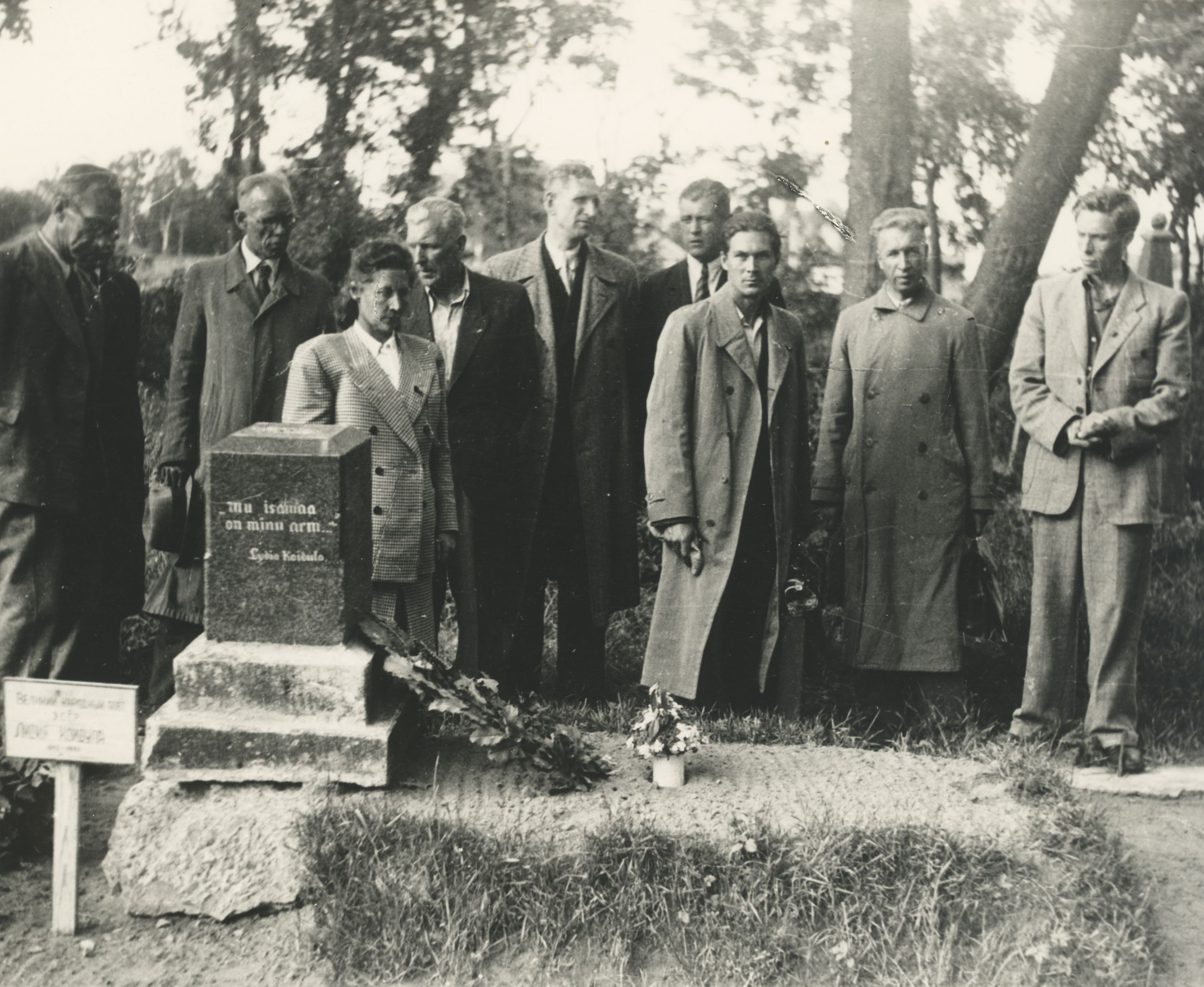 Delegation for the removal of the dust in Kroonlinna L. Koidula to the grave. VAS. : m. Raud, p. Pedusaar, J. Tellman, a. Lauter, o. Riss, h. Pess, e. Okas, dr. Pross, J. Schmuul