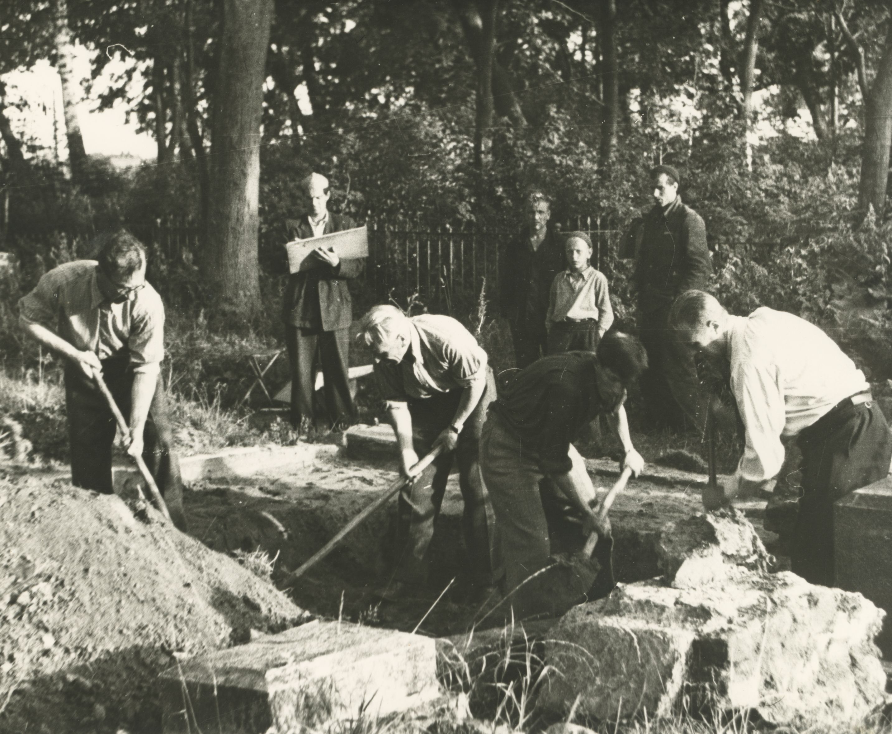 L. Koidula sludge excavation in the graveyard of Kroonlinna. VAS. : m. Raud, e. Okas, a. Lauter, J. Schmuul, h. Press