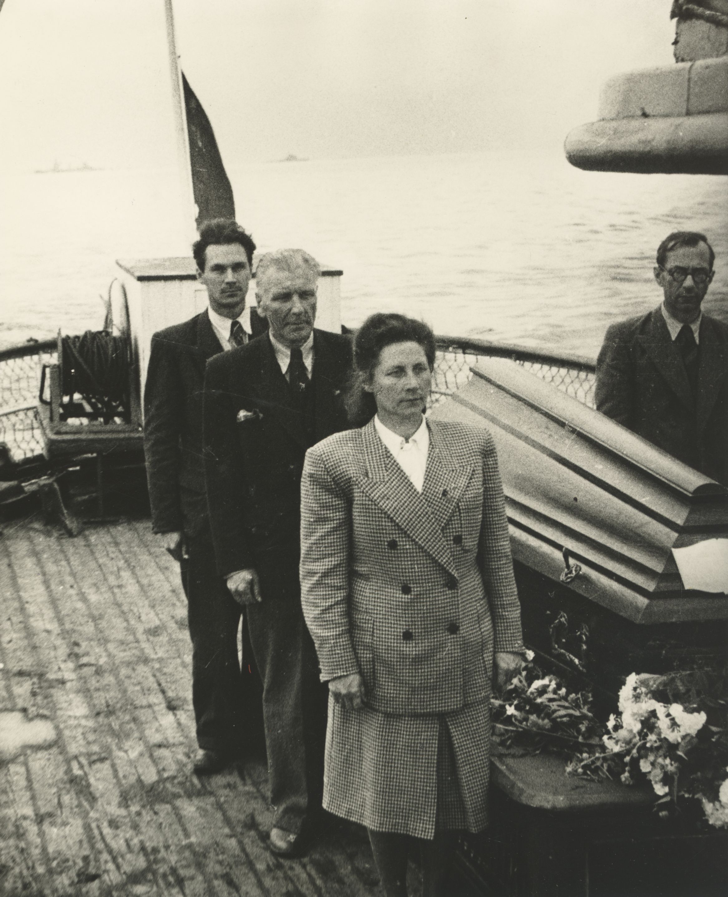Members of the delegation for the removal of the dust from L. Koidula on board the glory guard "Gustavi". VAS. : e. Okas, a. Lauter, J. Tellmann, m. Raud (best)