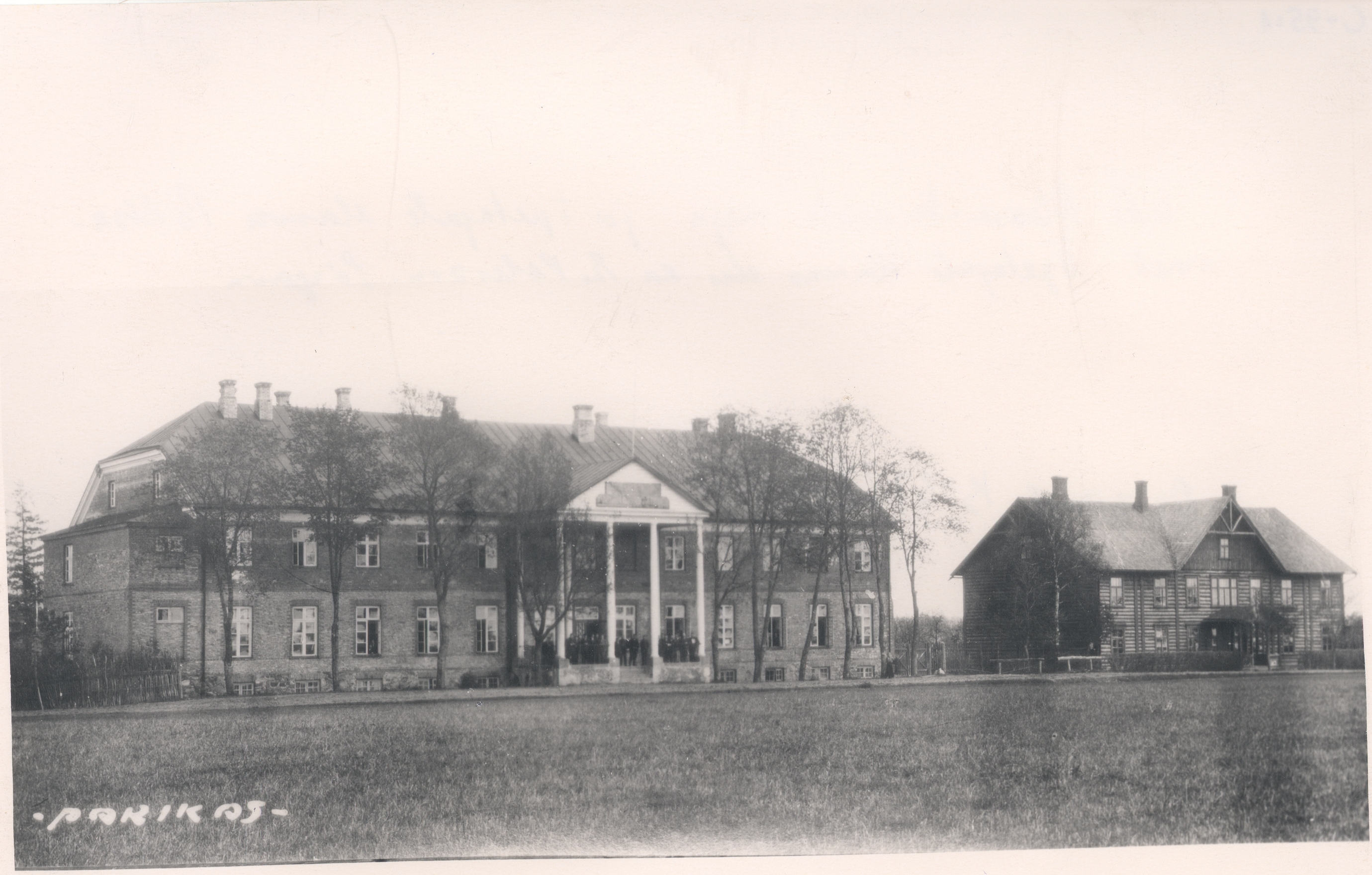 The Estonian Alexandria school house and the residential of teachers in Põltsamaa. (e. Peterson-Särgava lived with yeast. Experience)