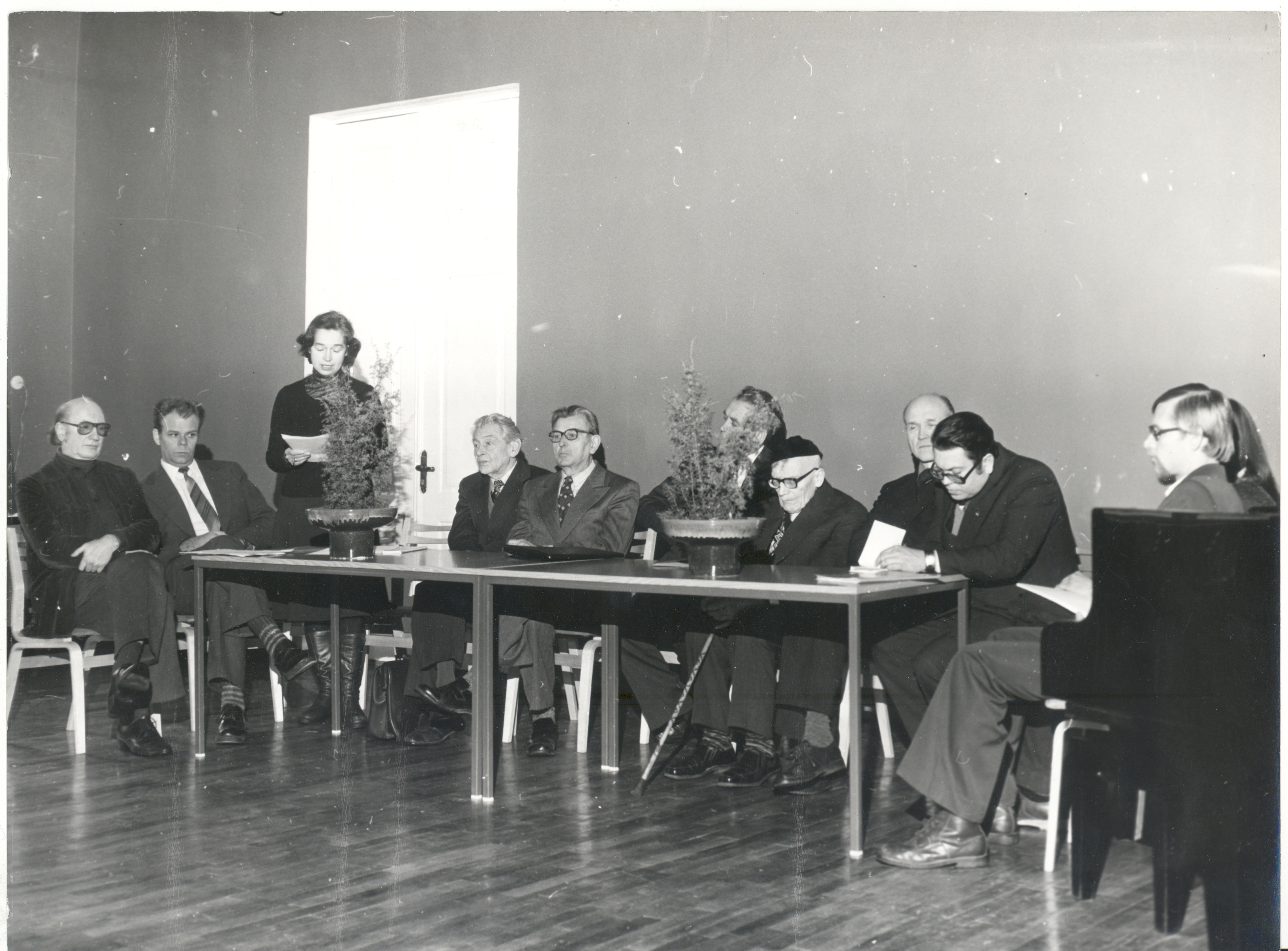 Johannes Aaviku Memorial Day in Kingissepa Children's Music School Hall. On the left: 1) Leo Normet, 2) Vardo Rumessen, 3) Helgi Vihma, 4) Voldemar Miller, 5) Eduard Ertis, 6) Albert Uustulnd, 7) Joosep Aavik (John. Uncle of Aaviku, 8) Arnold Allik, 9) Kalle-Jüri Priske, 10) Peep Nemvalts