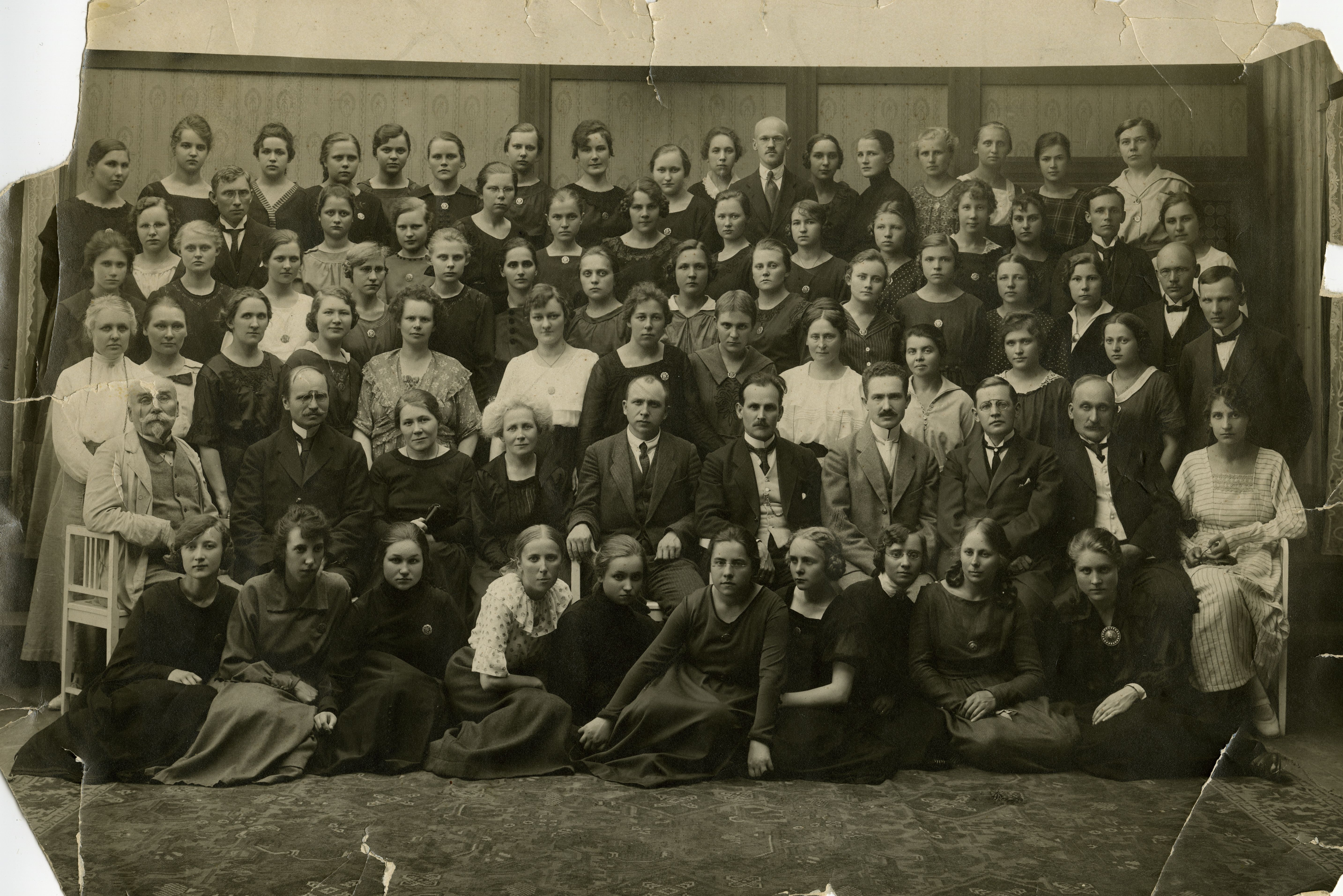 The Gümn of the daughters of the ENKS. Students and Teachers [1917-1918]