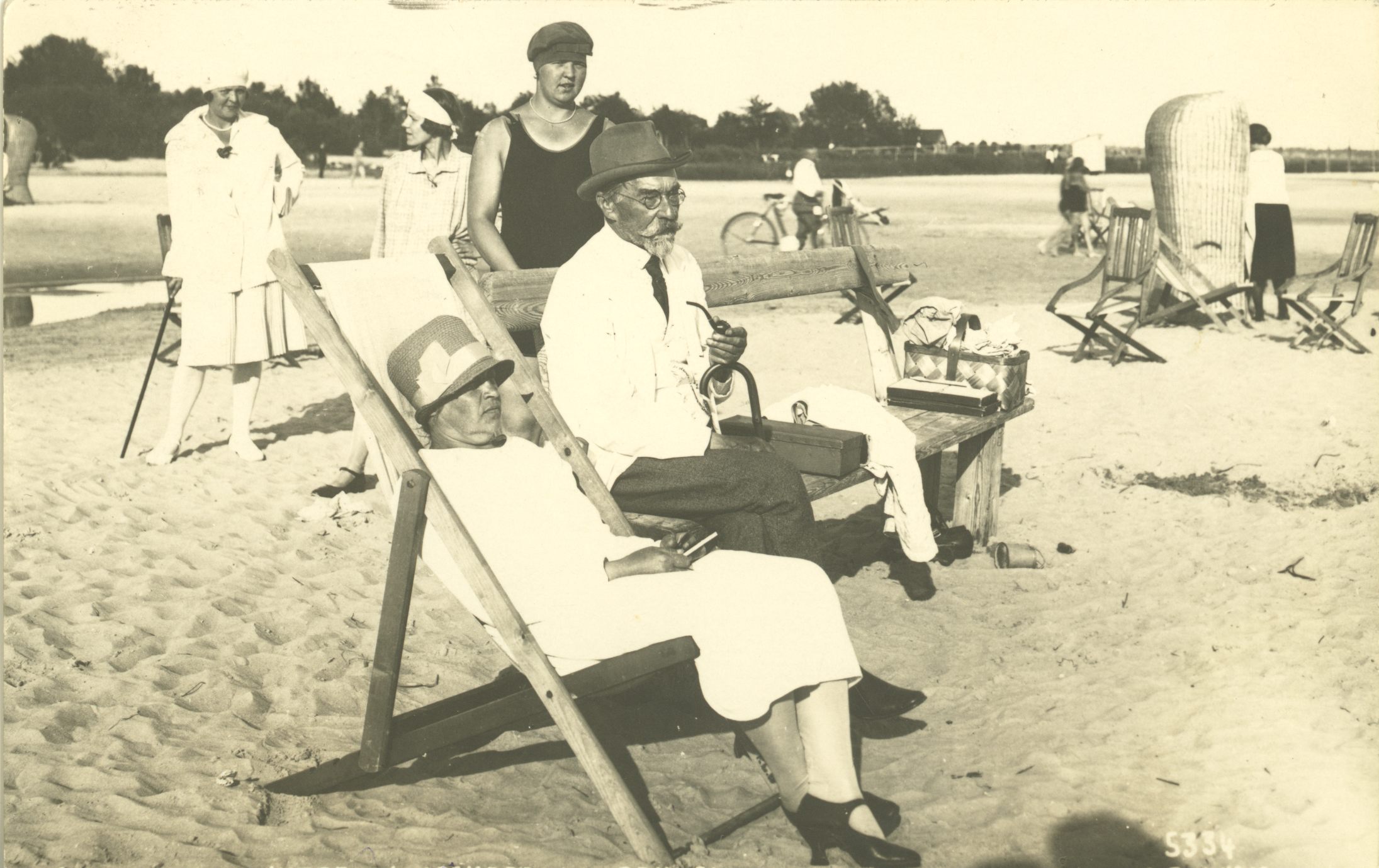 August Kitzberg's wife on the beach of Pärnu