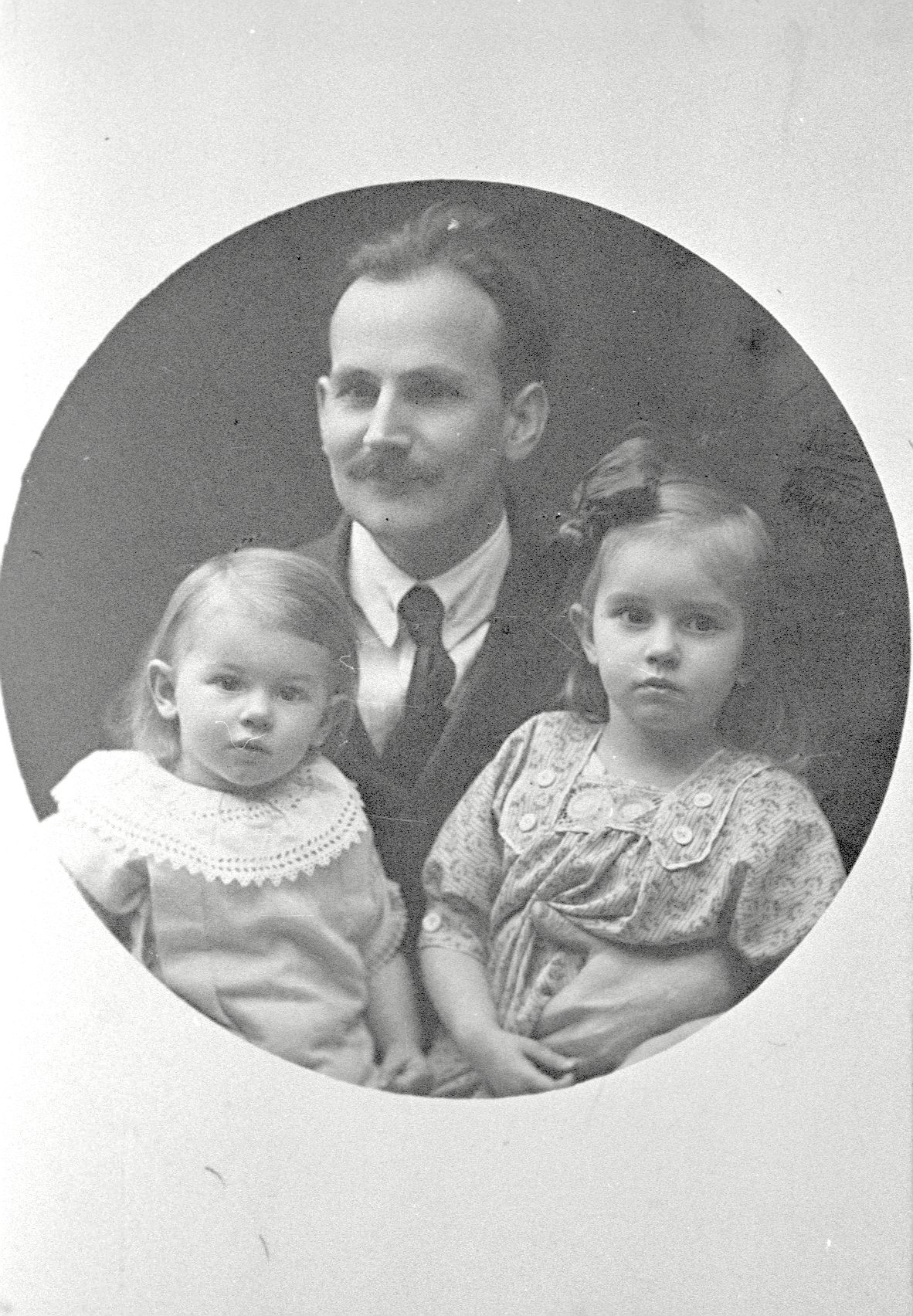 Peeter Põld with children