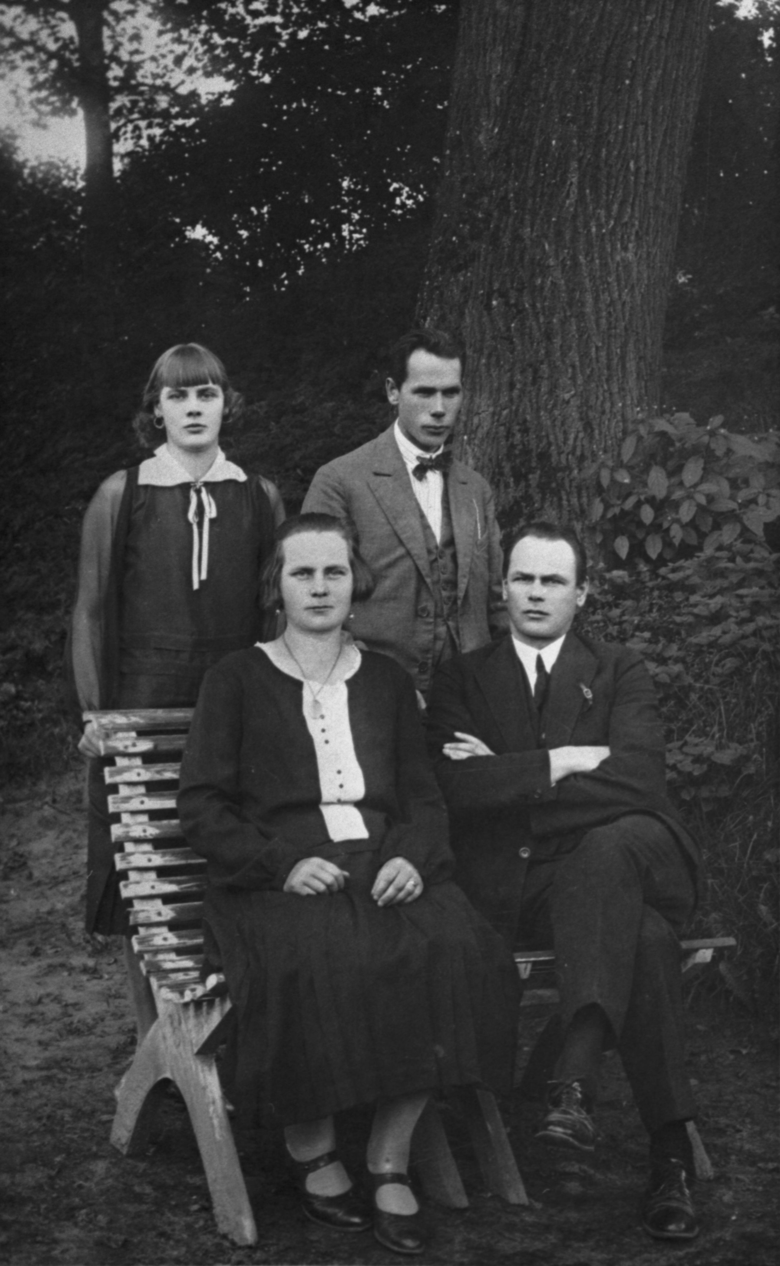 Henrik Visnapuu (previous) with sisters and brothers